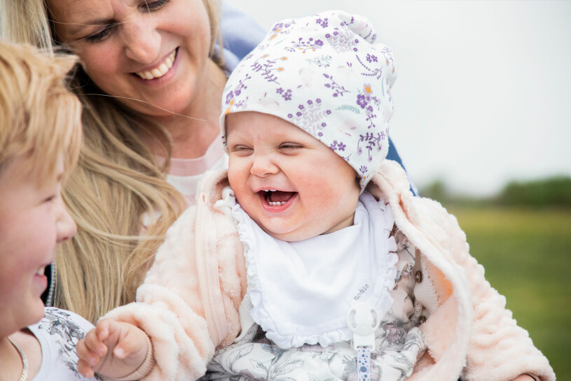 Josephines barn Elton och Nelia älskar Ebba – och Ebba älskar dem. Här tillsammans med Elton.