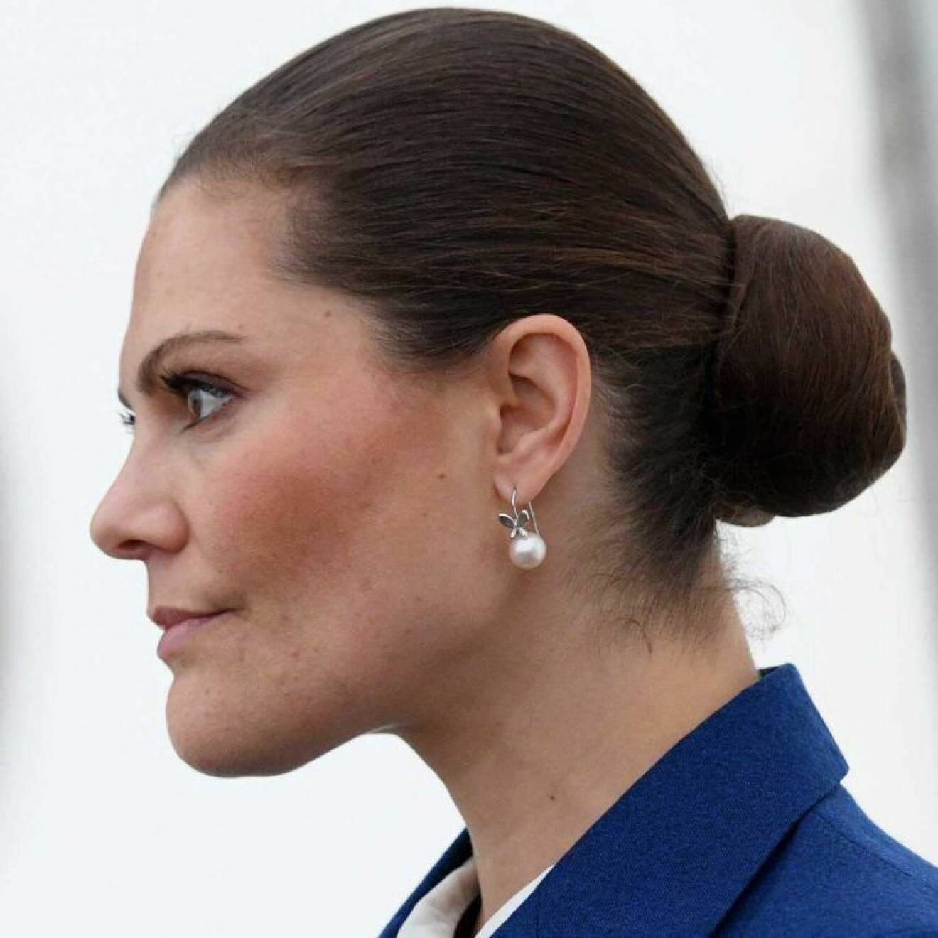 Hårknuten som har blivit kronprinsessan Victorias signum. Inte ett hårstrå ligger fel.