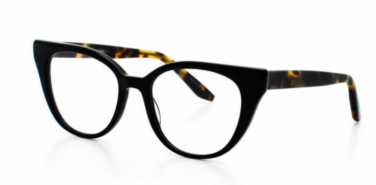 Svarta glasögon med sköldpaddsmönstrade skalmar, 3 600 kr, Bartion Perreira.
