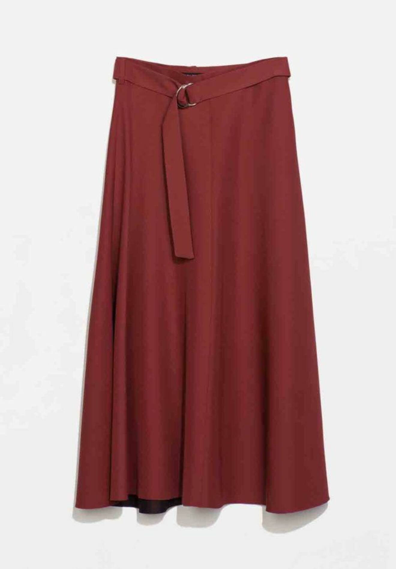 härligt roströda kjolen i vadlång längd från Zara som kostar 699 kr. 