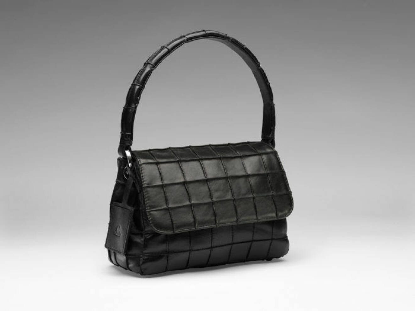 svarta handväska med magentafärgat läder.