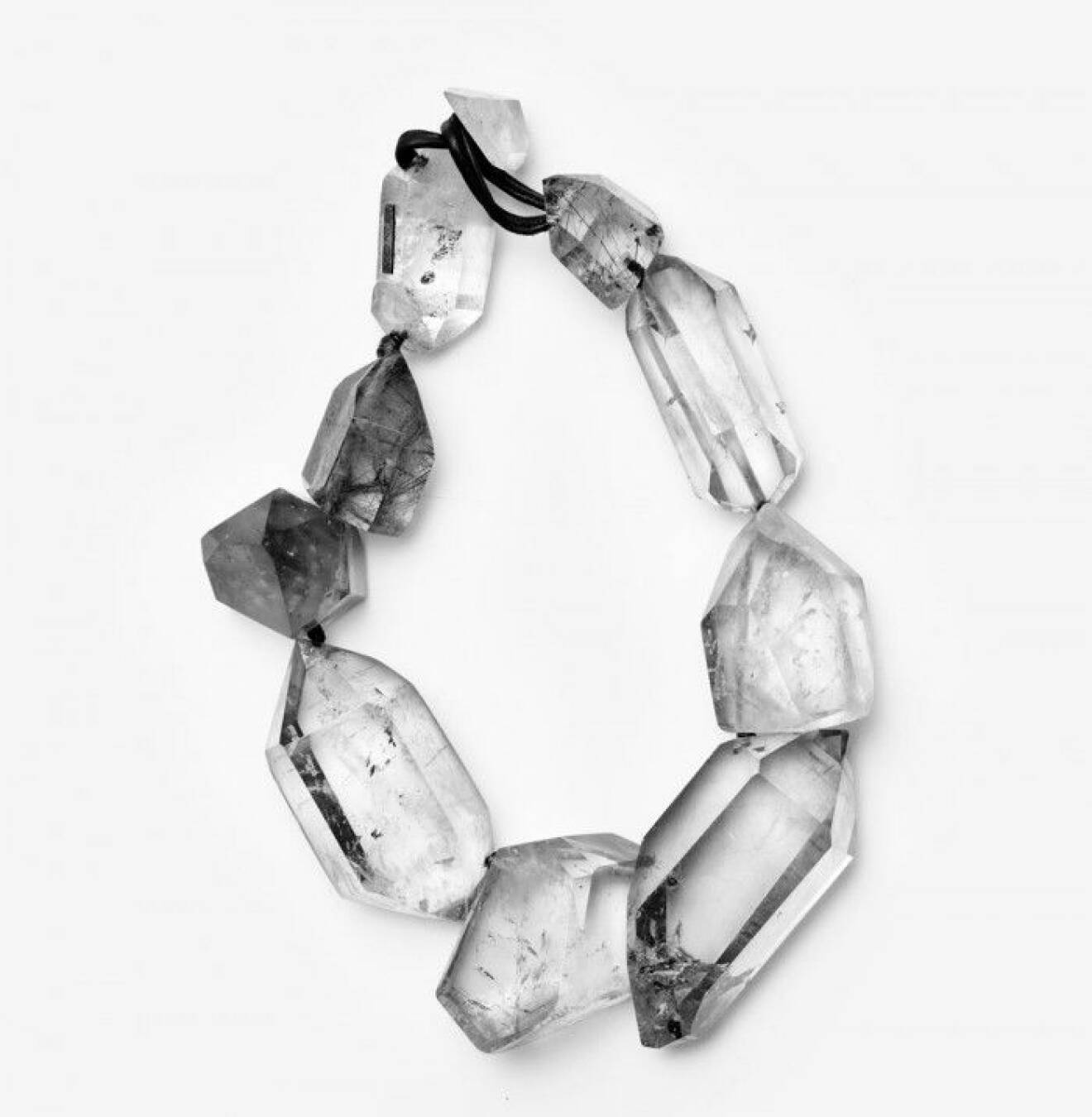 2. Danska smyckesmärket Monies designar och tillverkar unika smycken i avantgardistiska stil. Smyckena är stora, sticker ut och är ofta tillverkade i begränsad upplaga, en del är till och med helt unika och finns bara i ett exemplar. Det kristalliknade halsbandet i akryl kostar ca 4 500 kr. Smyckena säljs i de egna butikerna som finns i några europeiska storstäder, samt hos utvalda återförsäljare.