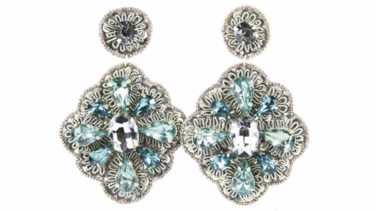 Glittrande örhängen i skinn och tyg med stenar, 599 kr, Pipol’s Bazaar.