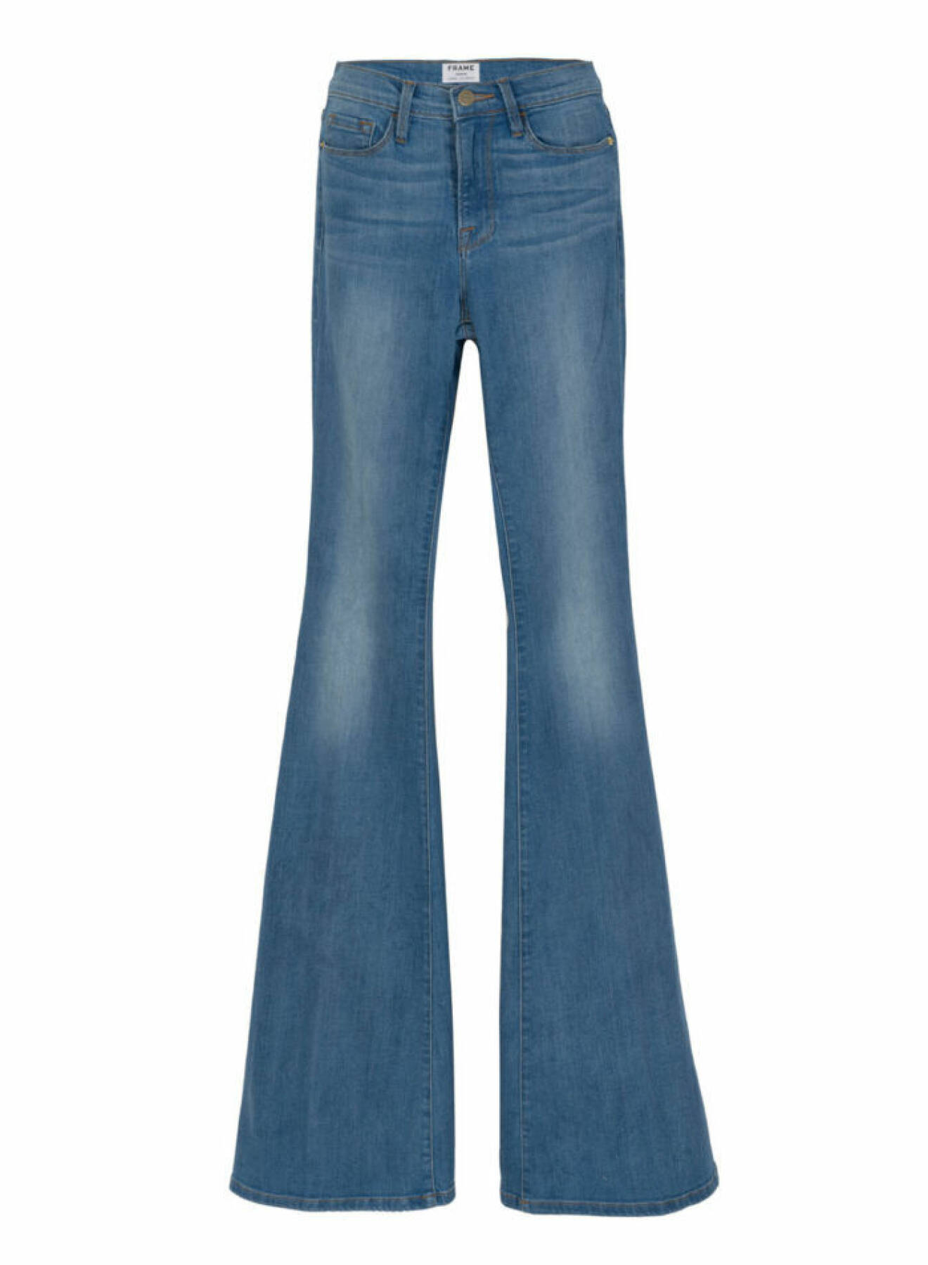 Att 70-talet är hett har väl knappast någon missat. Med ett par utsvängda jeans är du där, sommarfräscht med en enkel t-shirt. Jeansen med hög midja kommer från Frame Denims pre-autumn kollektion och kostar 2 495 kr.