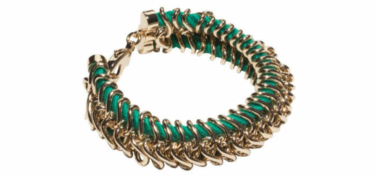 Guldfärgat armband med repdetalj, 390 kr, & Other Stories.