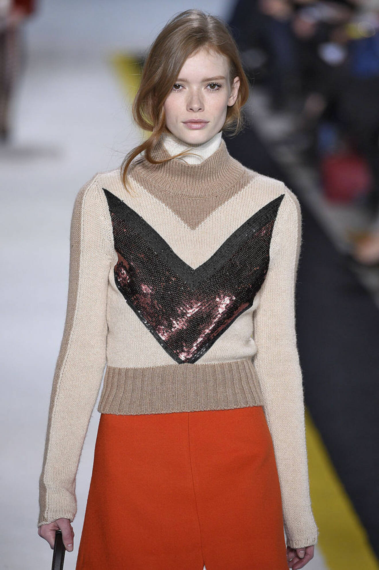 Under den stickade tröjan… hos Giambattista Valli. Som tillsammans med den a-linjeformade kjolen ger 70-tals känsla.