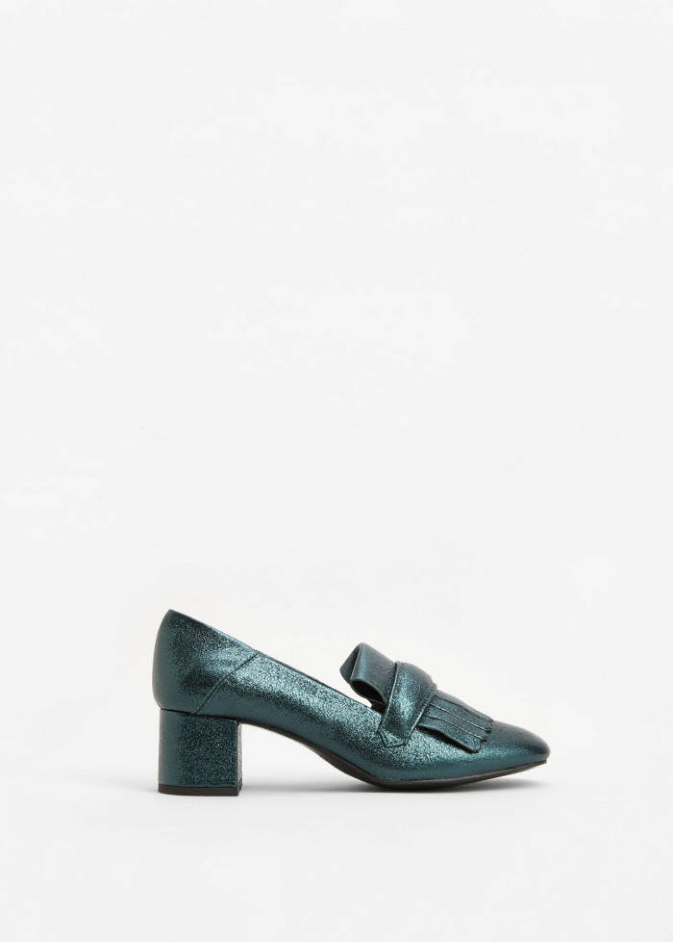 Metallic loafers med klack, 699 kr, Mango. 