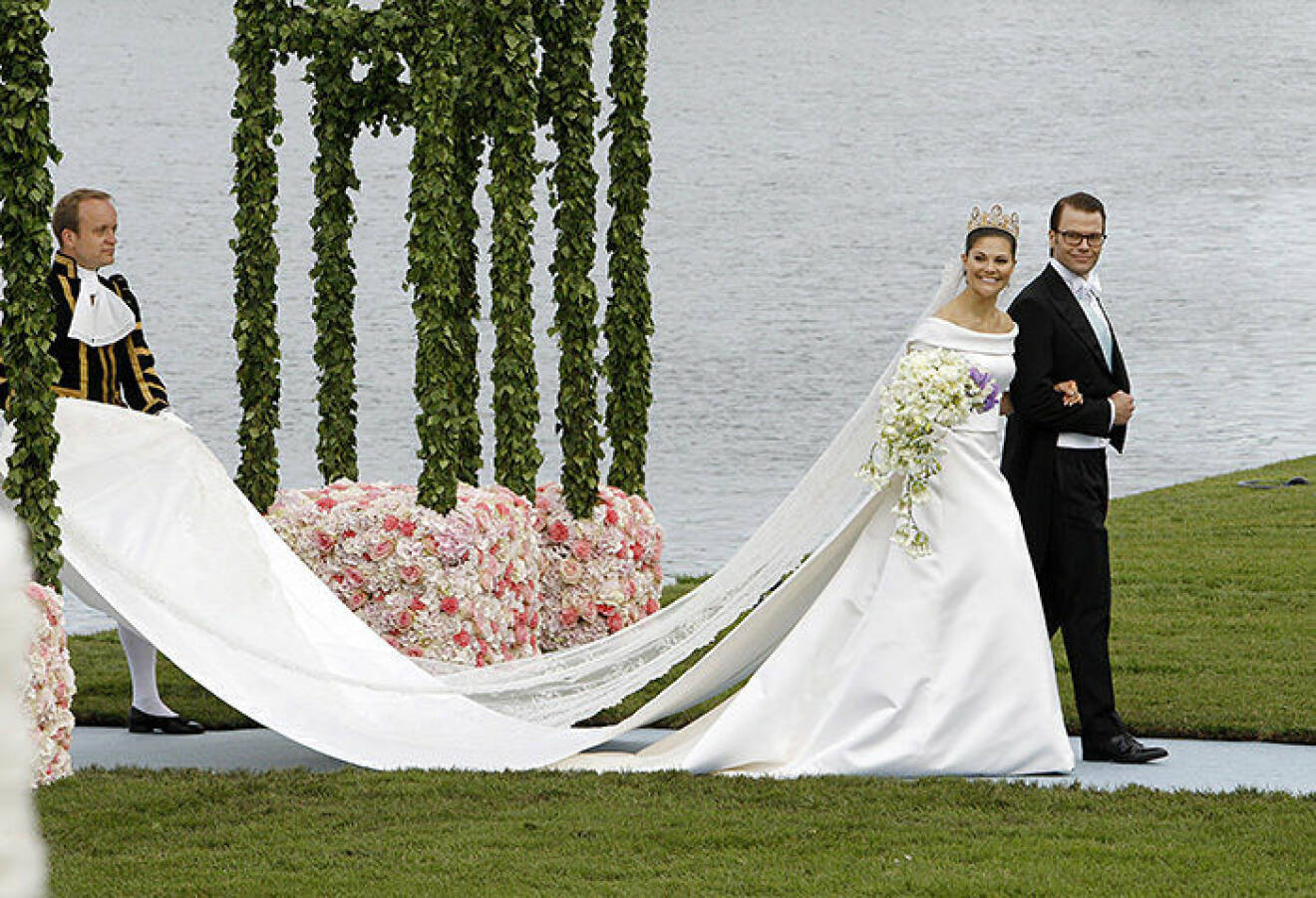 Sweden's Crown Princess Victoria and Prince Daniel of Sweden, Duke of Vastergotland, arrive at the Royal Palace after their wedding in Stockholm, Sweden, 19 June, 2010. Photo: Patrick Van Katwijk (c) DPA / IBL Bildbyr?? IBL