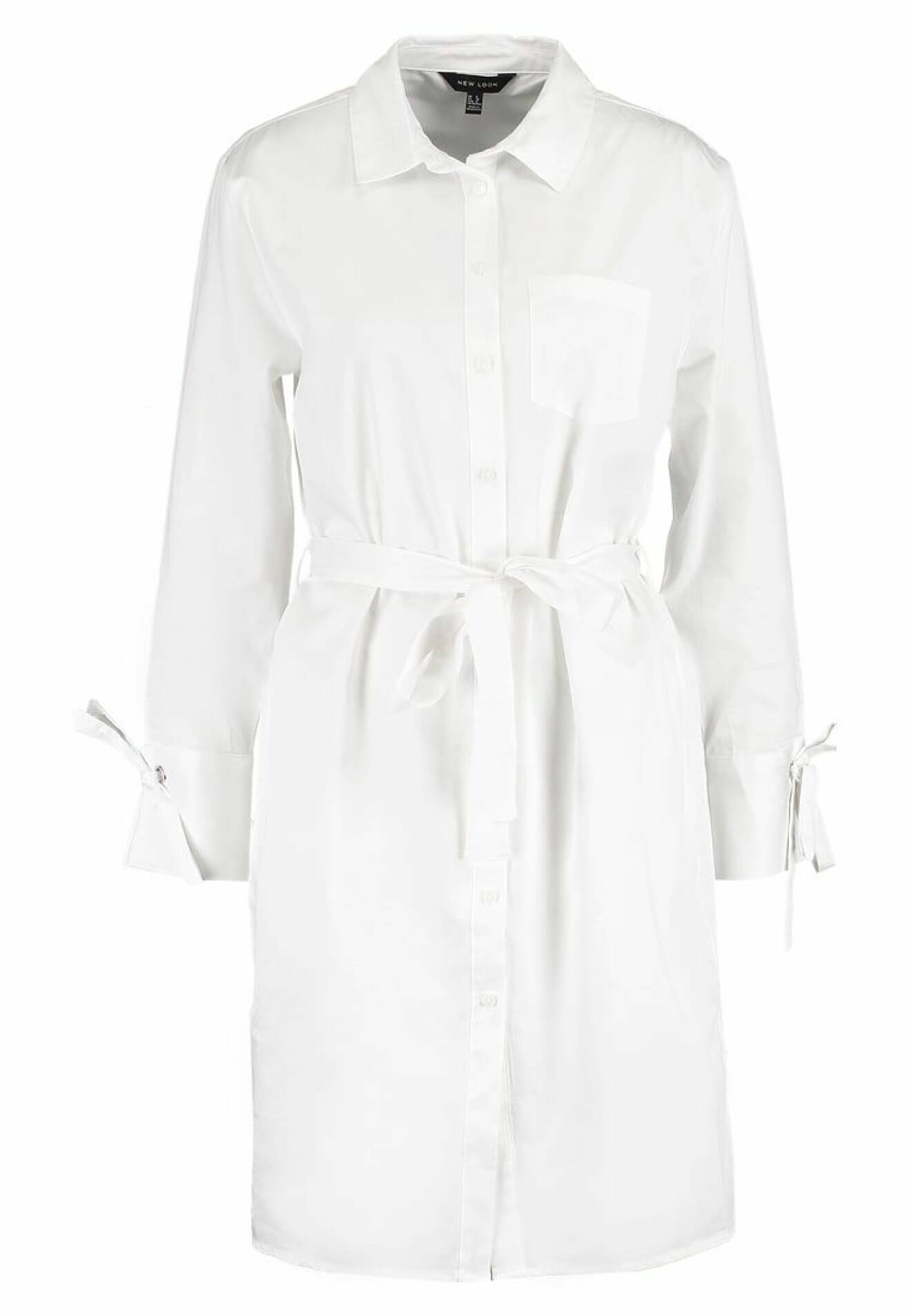 vit skjortklänning