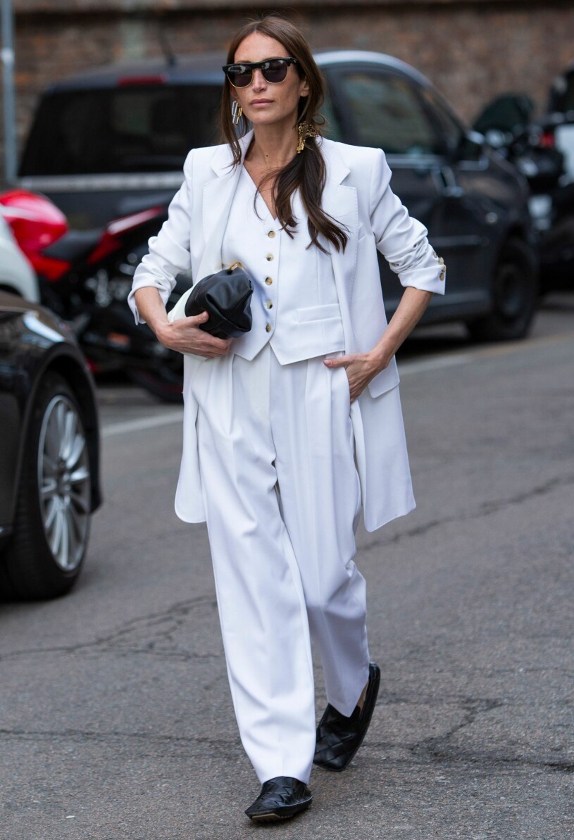 En inspirerande streetstylebild. Helvitt kostymset i loosefit. vitt-kostymset-streetstyle