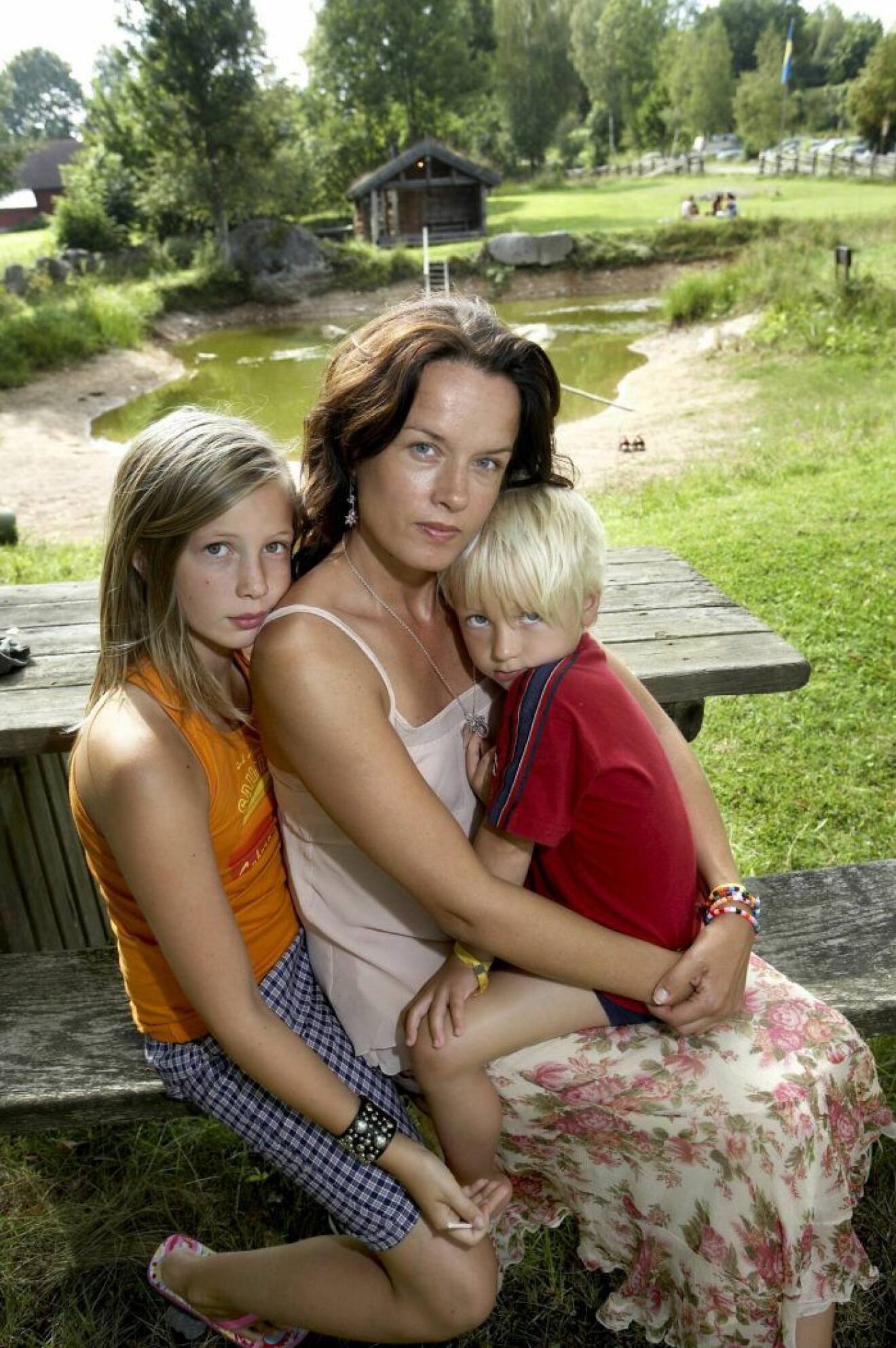 Malin Berghagen med barnen Linn och Isak