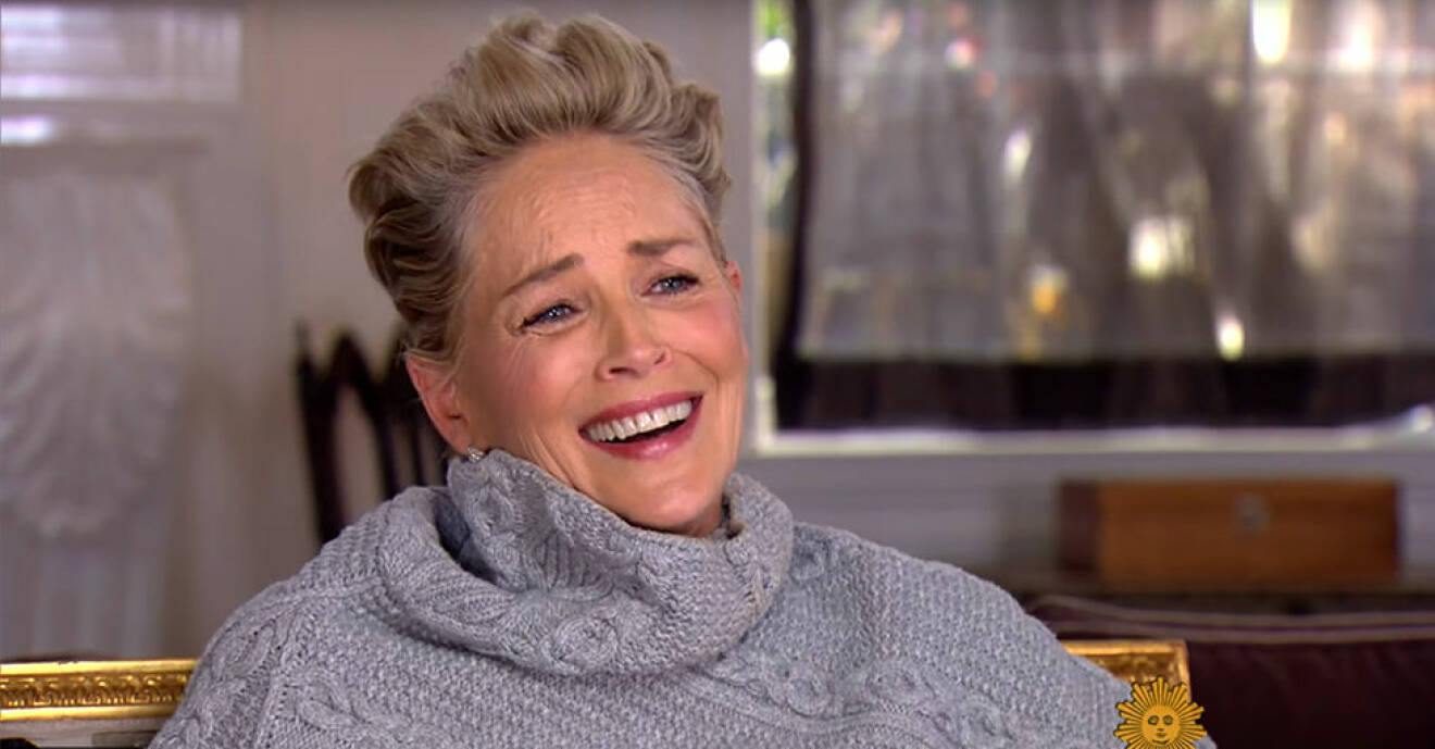 Skådespelerskan Sharon Stone började skratta högljutt när reportern frågade om hon någonsin varit med om sexuella trakasserier i Hollywood.