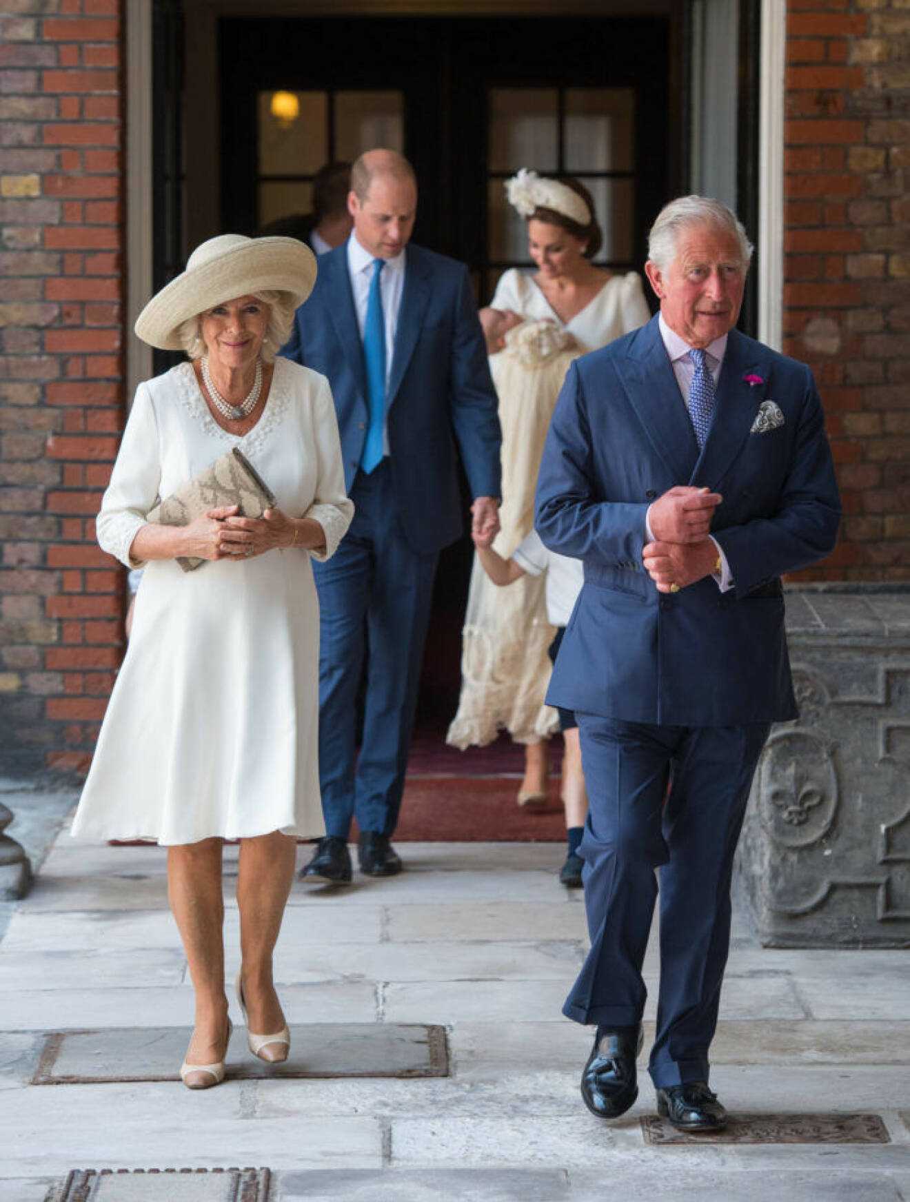 Camilla och Charles anländer till prins Louis dop