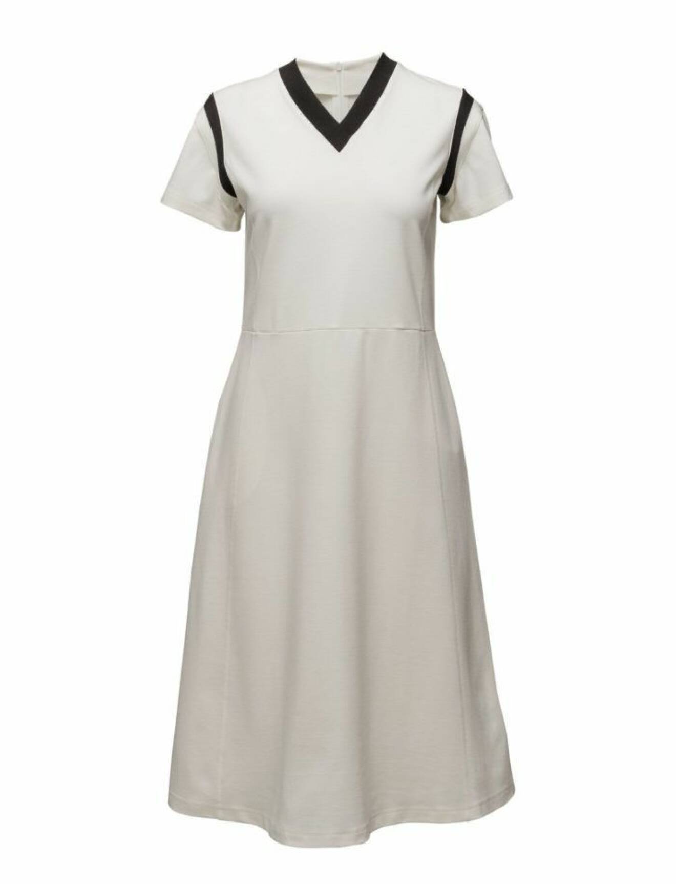 Svart vit-klänning från Wood Wood