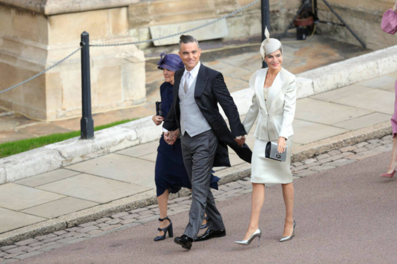 Robbie Williams och Ayda Field (höger) anländer till Eugenies bröllop. 