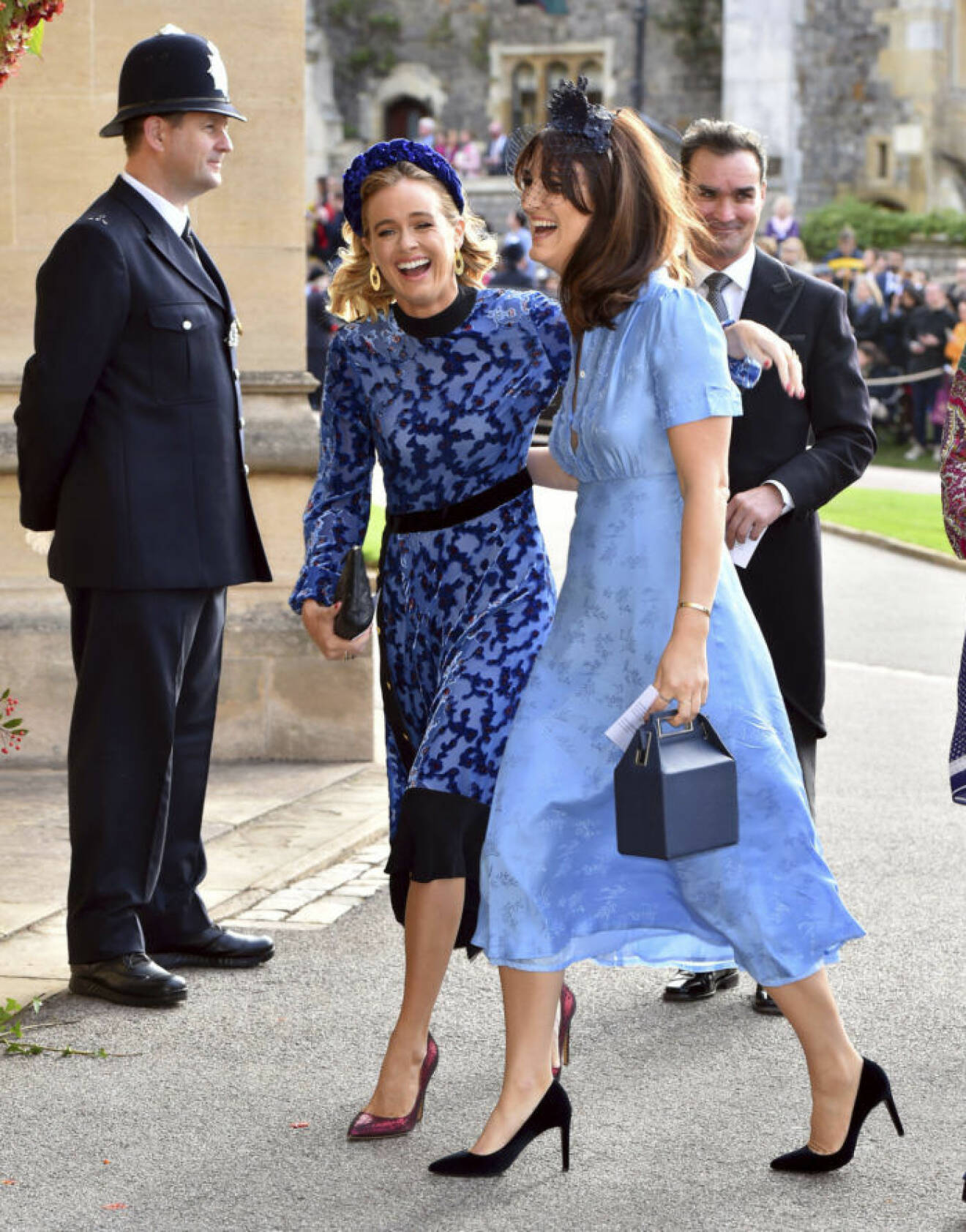 Brittiska societetstjejen Cressida Bonas, prins Harrys ex-flickvän, anländer till kyrkan med en väninna. 