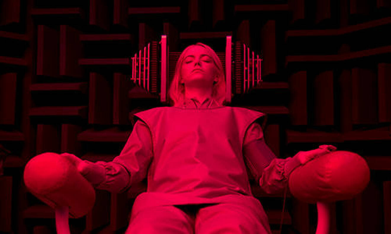 Skådespelerskan Emma Stone ligger i en stol i Netflix-serien Maniac.