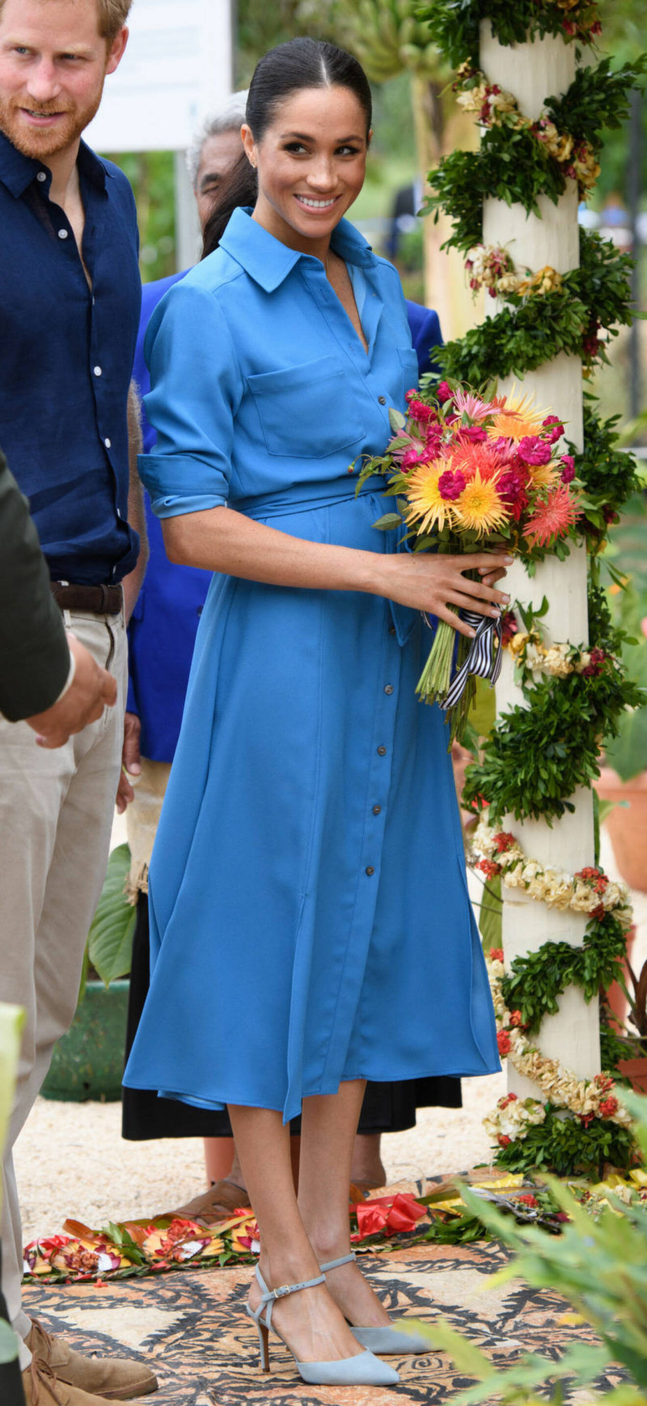 Meghan Markle i en blå klänning från Veronica Beard.