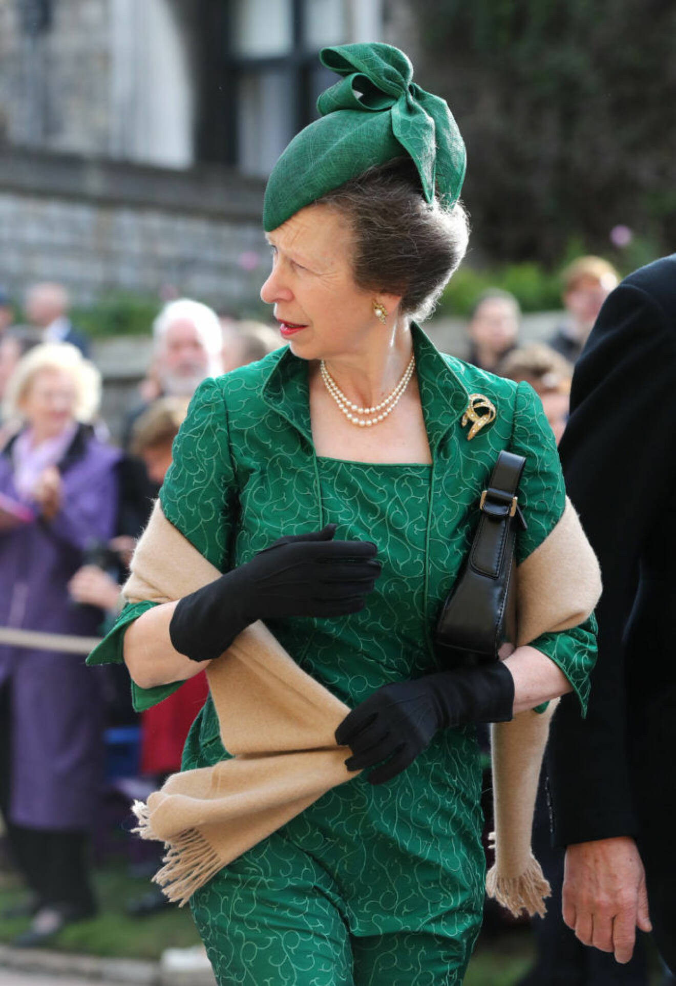 Prinsessan Anne bar grönt från topp till tå på brorsdottern Eugenies bröllop. 