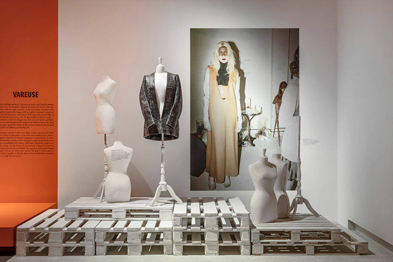 Utställningen ger en återblick på sena 90- och tidiga 00-talets modescen
