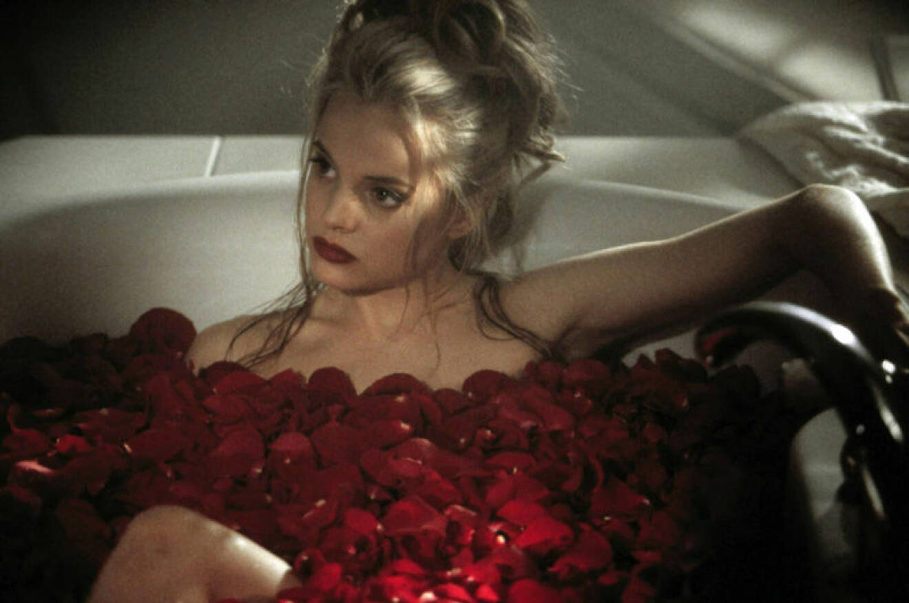 Mena Suvari bland rosenblad i American Beauty. 