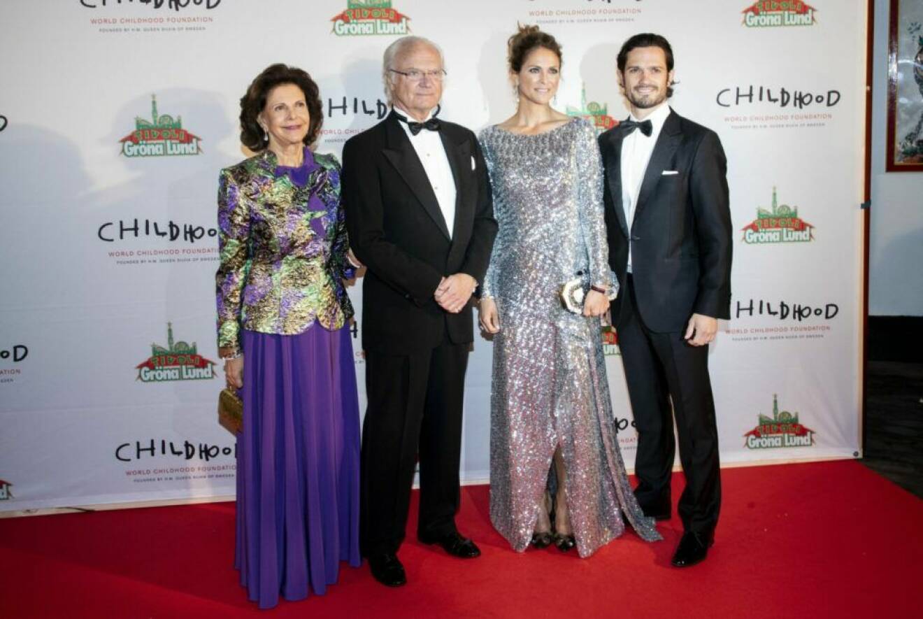 drottning Silvia, kung Carl XVI Gustaf, prinsessan Madeleine och prins Carl Philip på Chilldhoodgalan 2019
