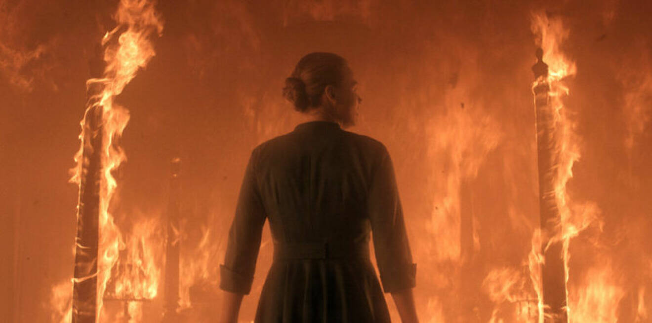 Serena i ett eldigt inferno i tredje säsongen av The Handmaid's Tale.