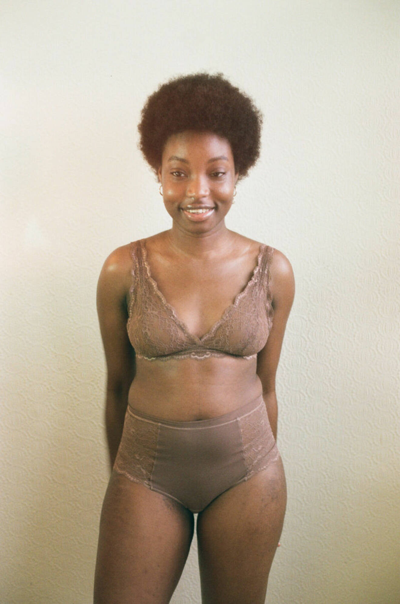 Hudfärgade spetsunderkläder från Monki på afroamerikansk modell.