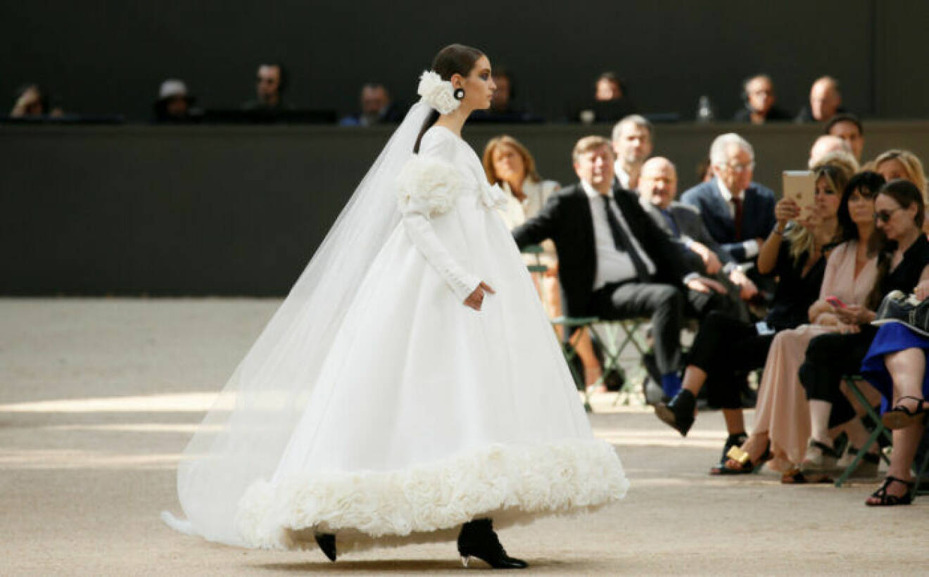 Karl Lagerfelds bröllopsklänning frö Chanel.