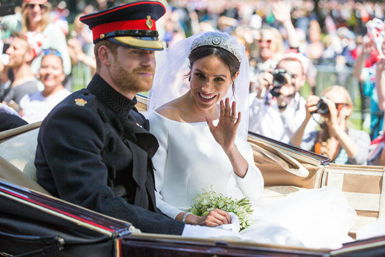 En bild på prins Harry och hertiginnan Meghan Markle under det kungliga bröllopet.