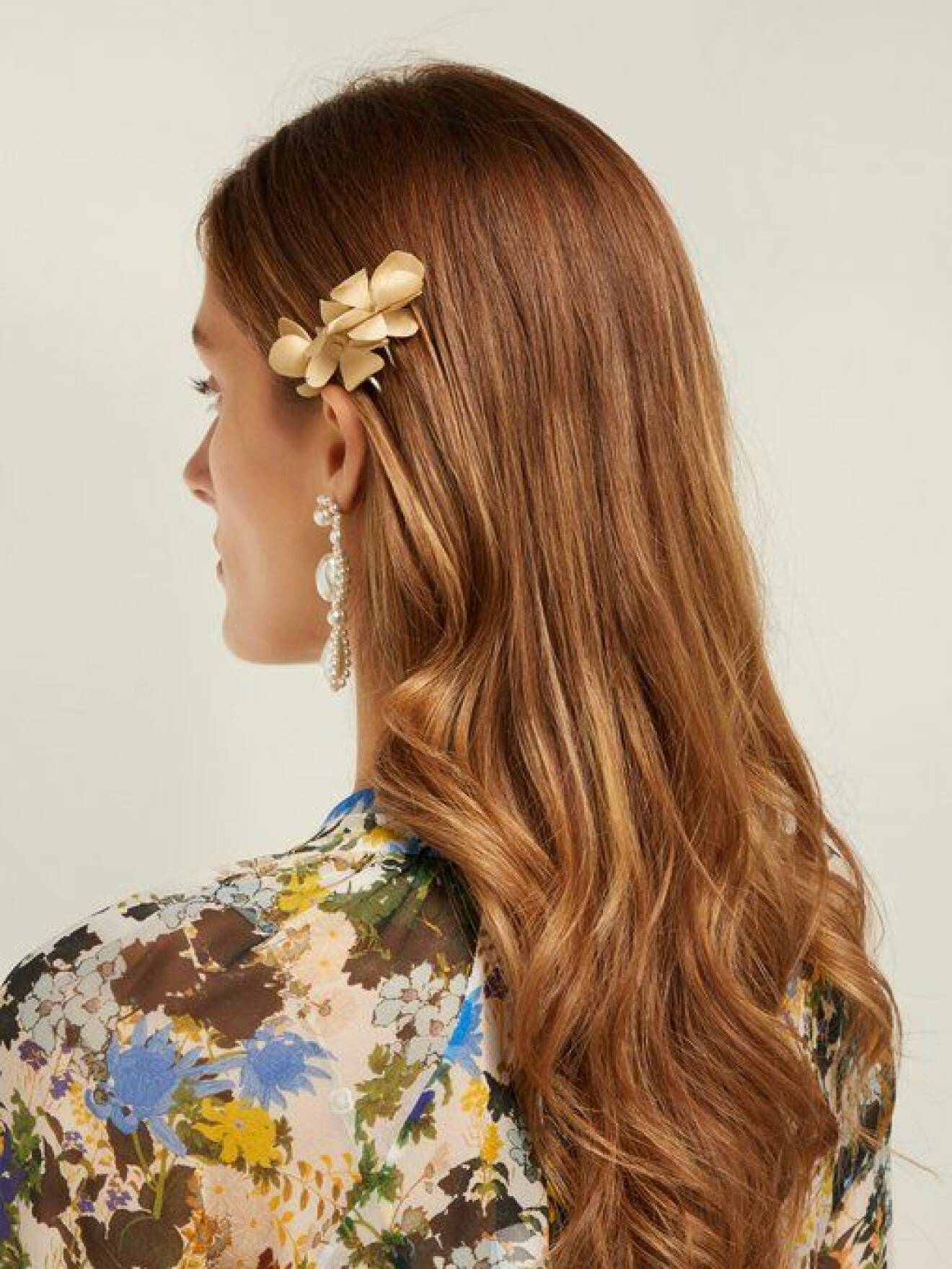 En bild på en hårnål i form av en silkesblomma från Philippa Craddocks nya kollektion på Matchesfashion.com.