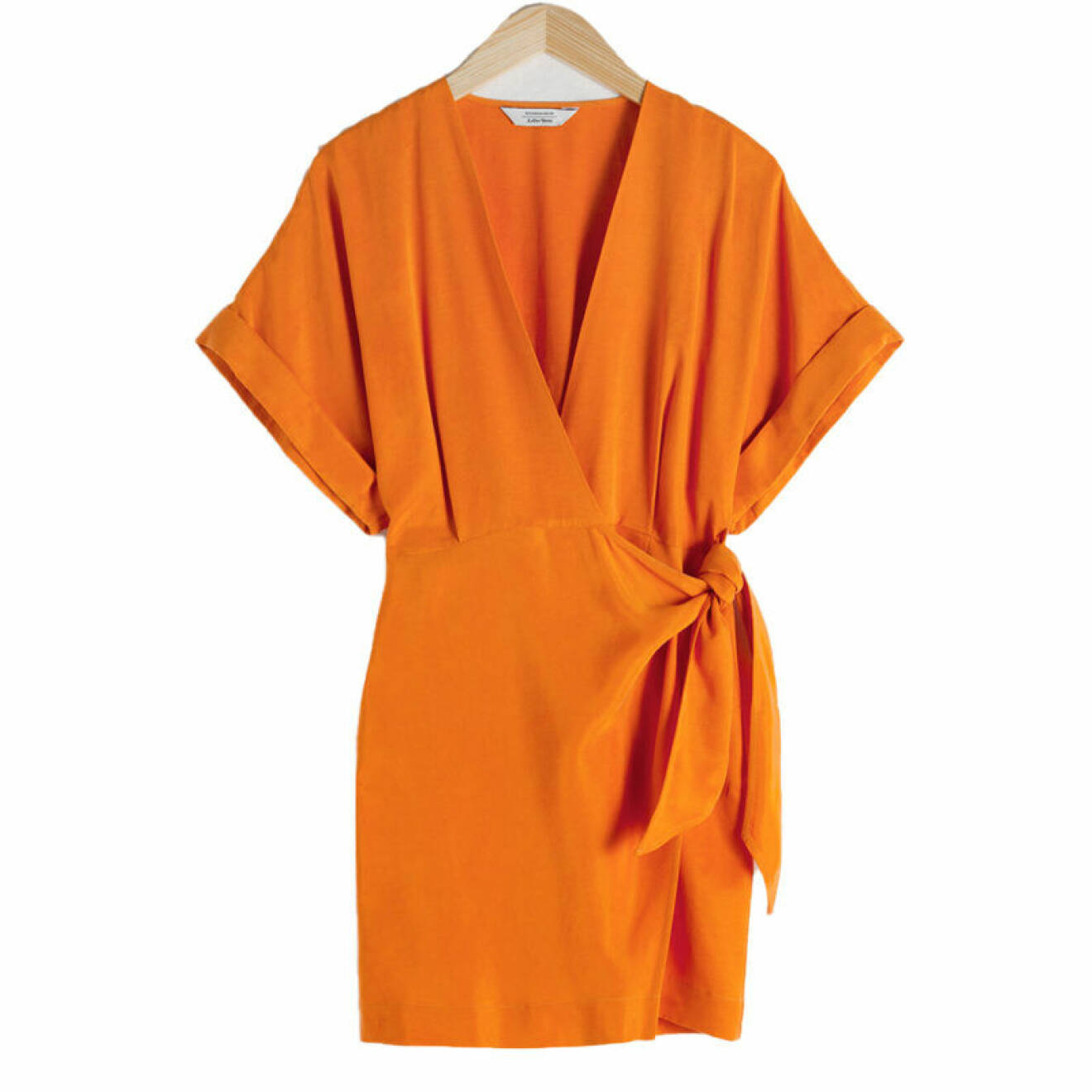 Omlottklänning i oranget till coctailpartyt