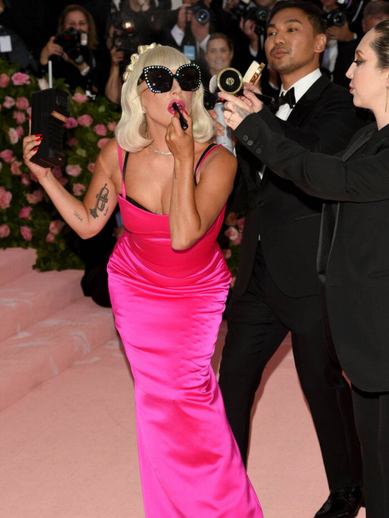 Lady Gaga i ombyte tre på röda mattan