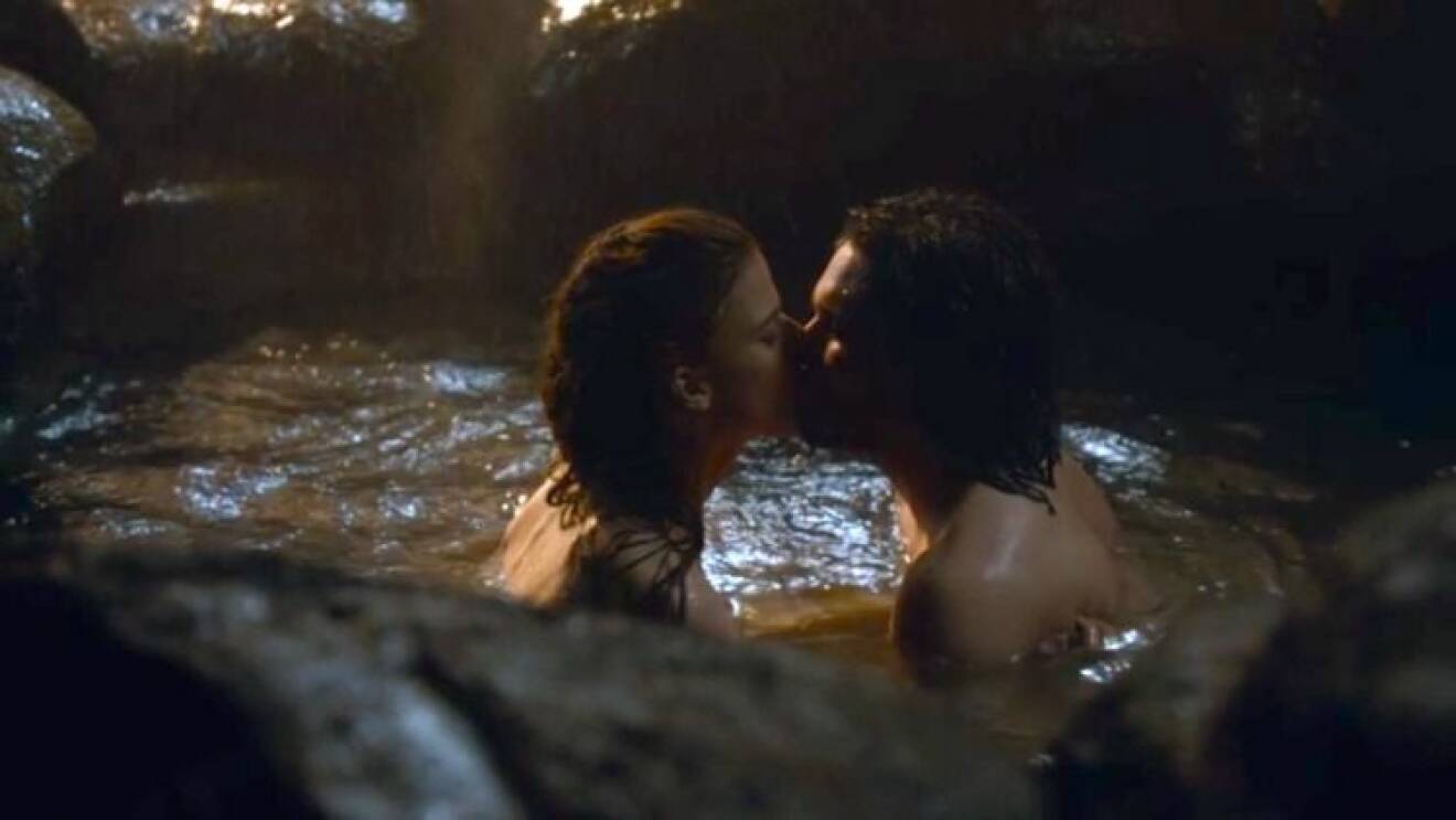 En bild på det första kärleksmötet mellan karaktärerna Ygritte och Jon Snow i tv-serien Game of Thrones.