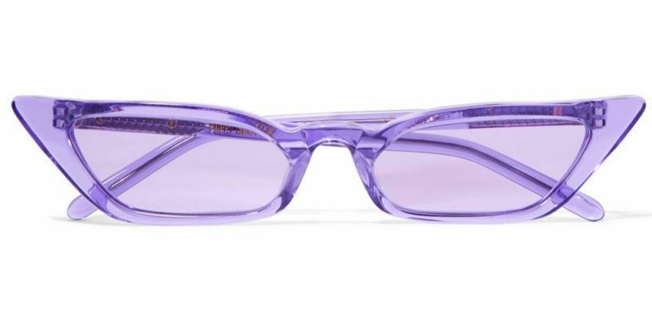 Solglasögon i lila färg och cat-eye form