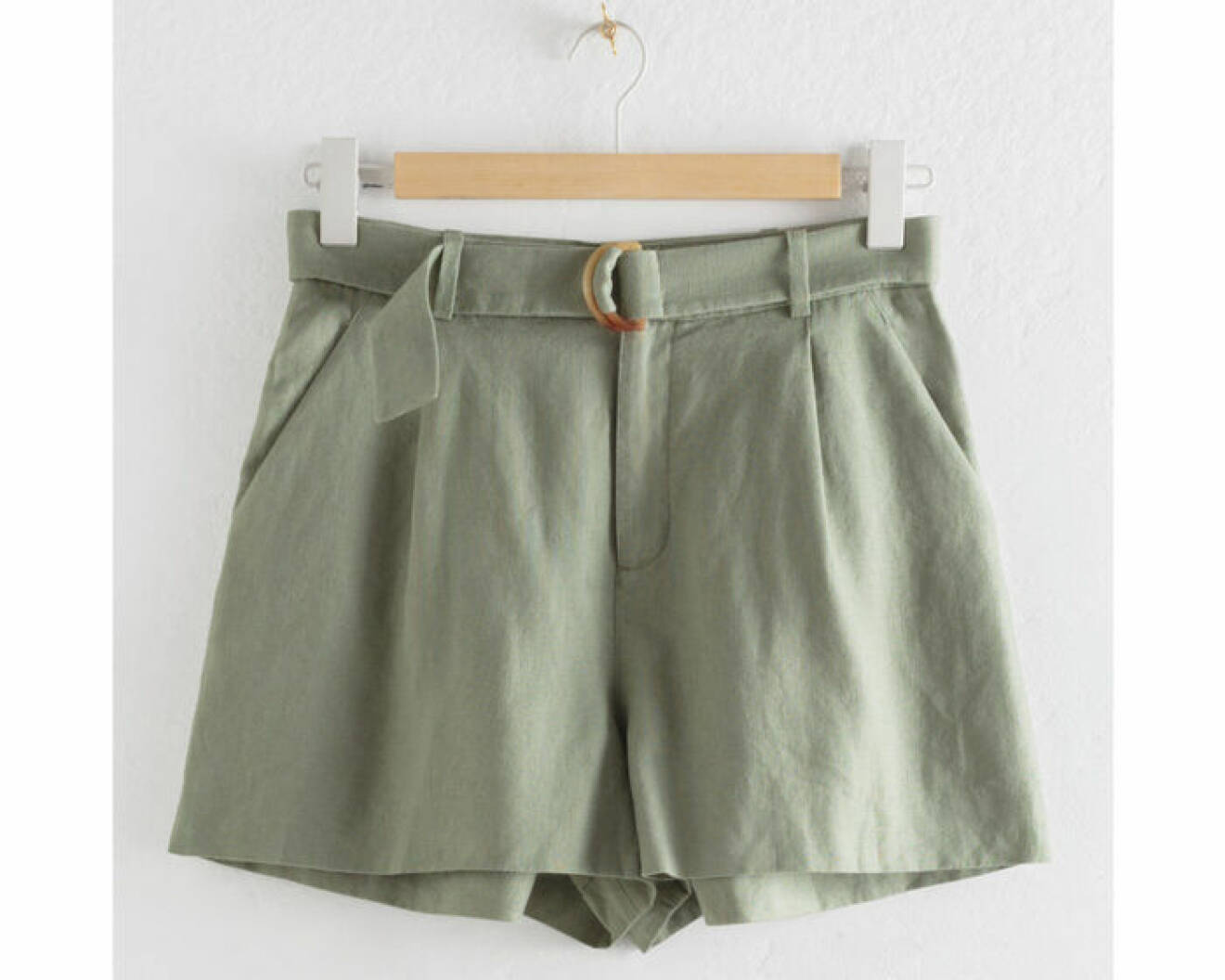 Gröna shorts med bälte i midjan