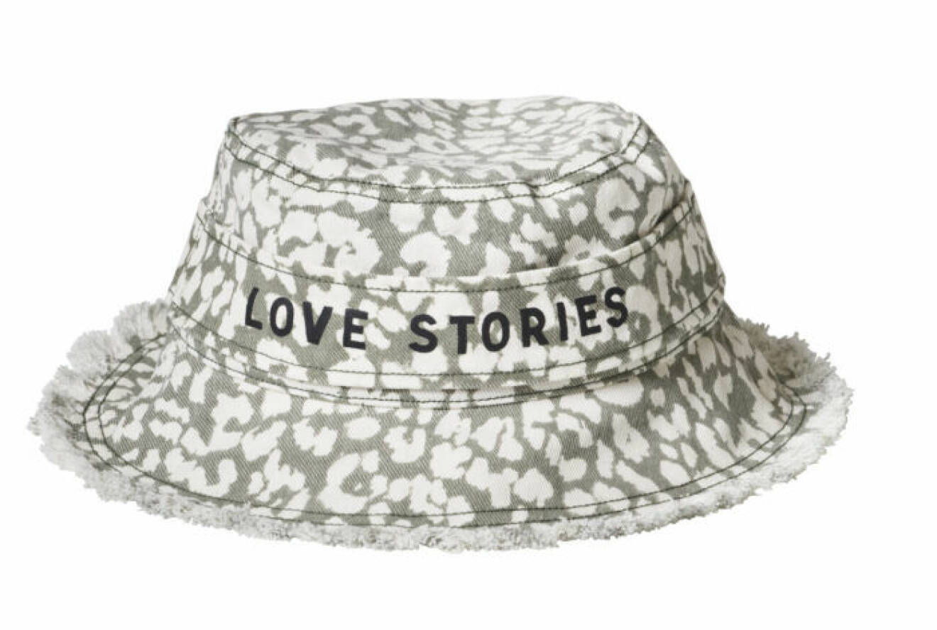H&M släpper badkollektion med Love Stories – mönstrad bucket hat