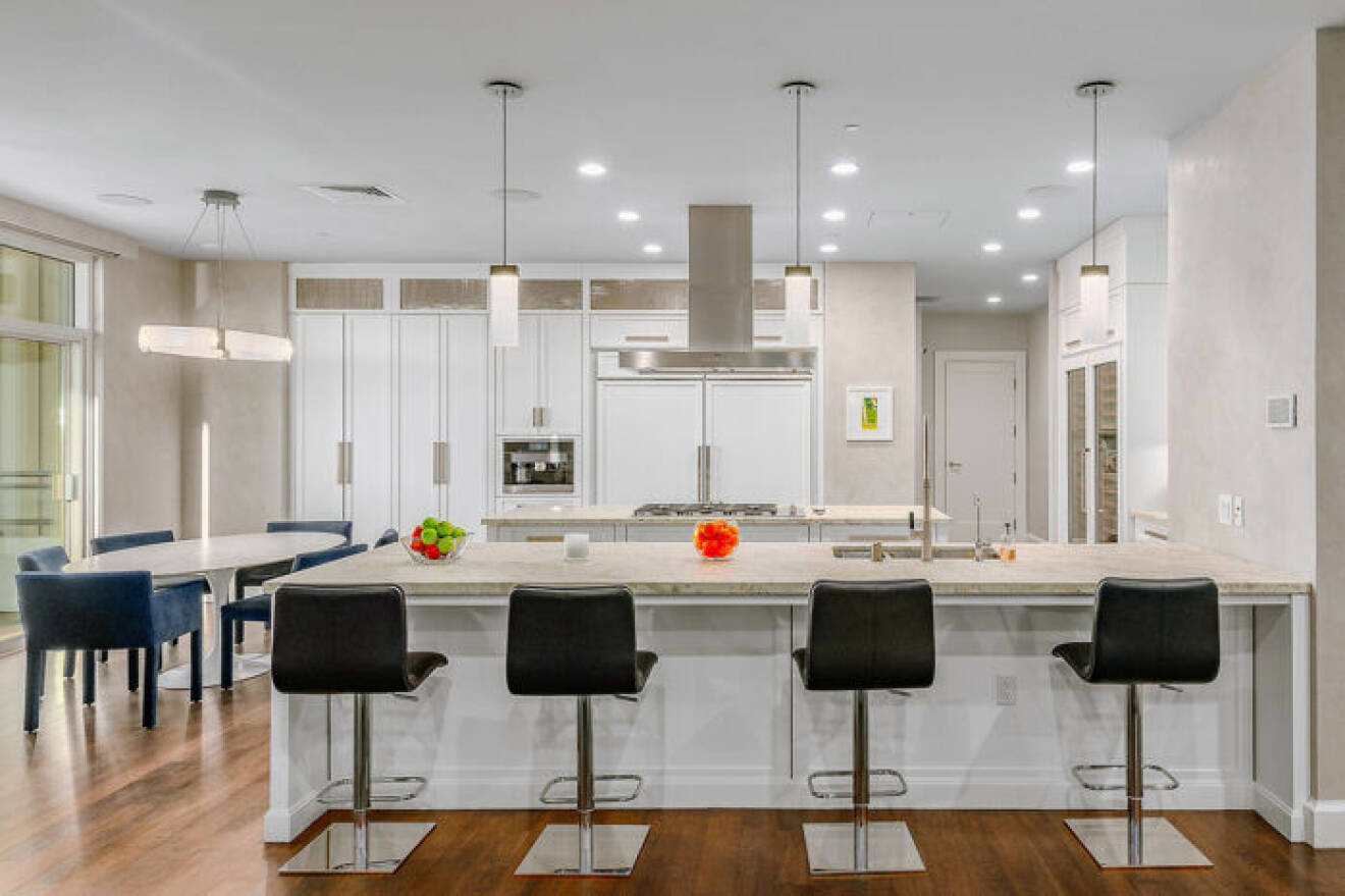 Köket i Matthew Perrys lägenhet i Los Angeles går i ljusa toner