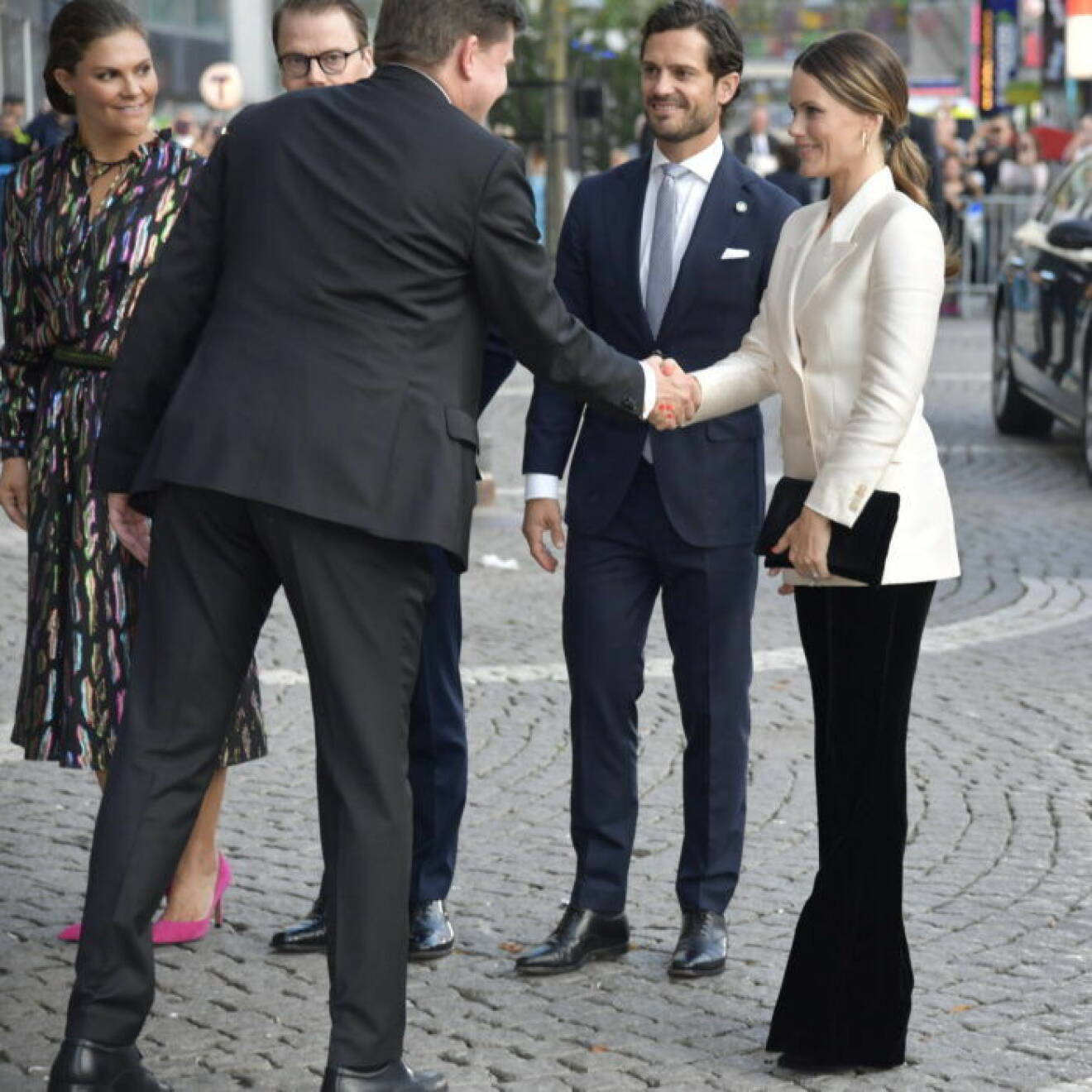 Sofia tar i hand med talmannen, Victoria, Daniel och Carl Philip ser på