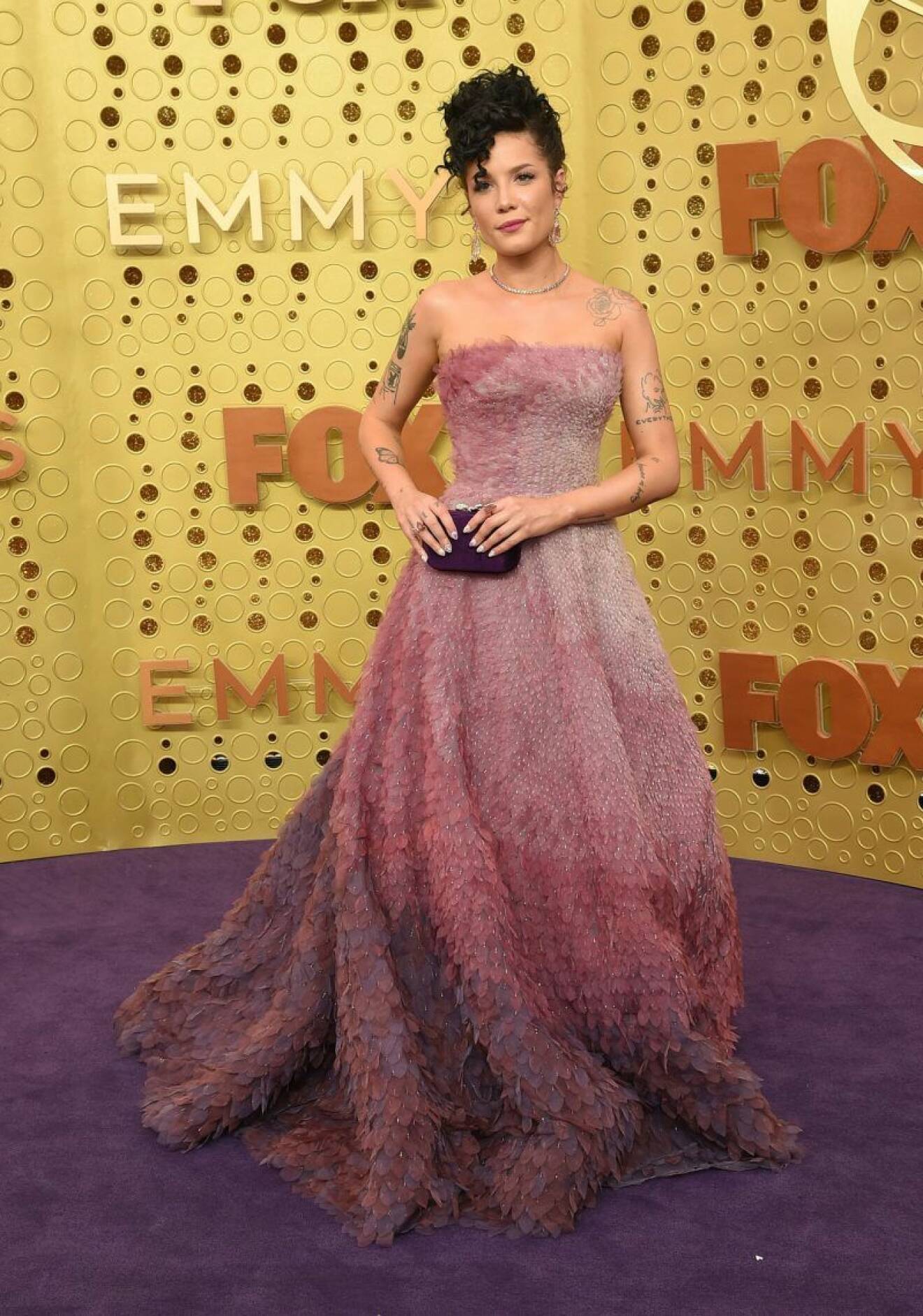 Halsey på röda mattan på Emmy Awards 2019