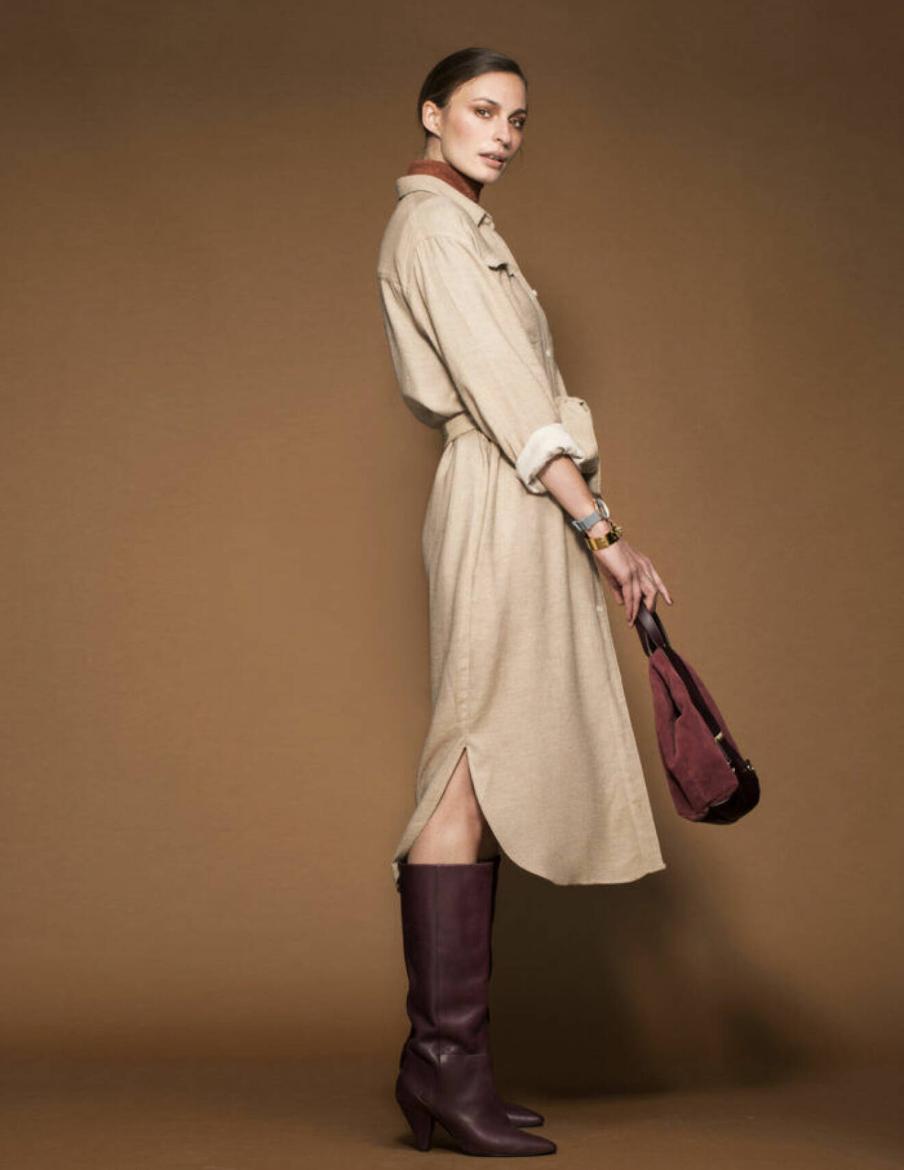 FEMINA MODE nr 13 2109 modell Lina i beige skjortklänning och bruna stövlar