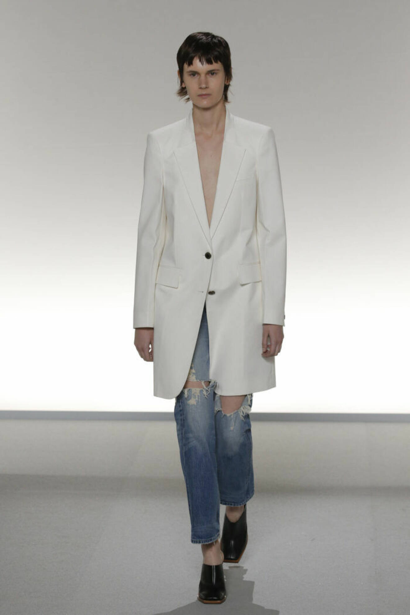 Trender Denim våren 2020 Givenchy Modell bär blå jeans och skräddad kavaj