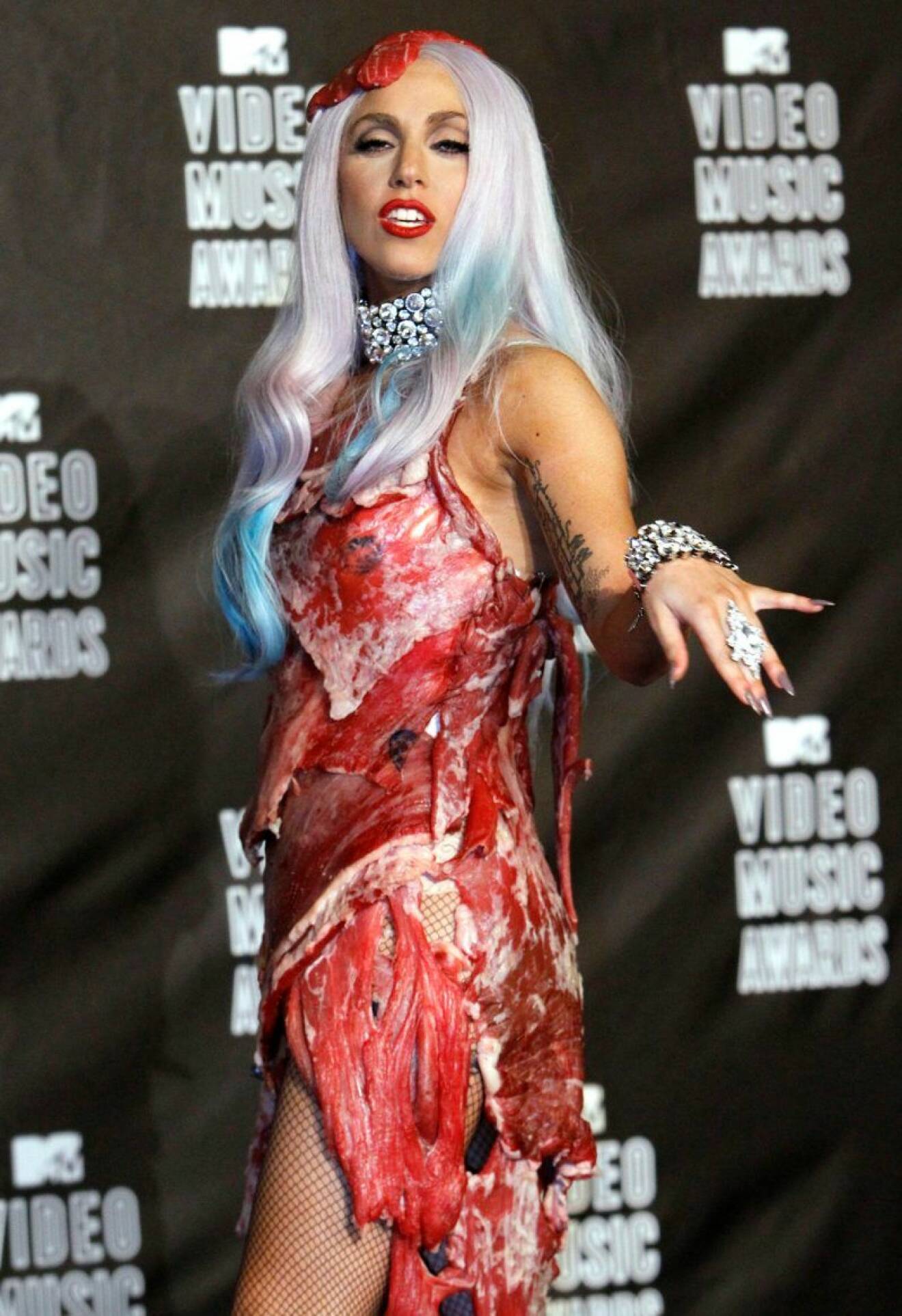 Lady Gaga i köttklänning