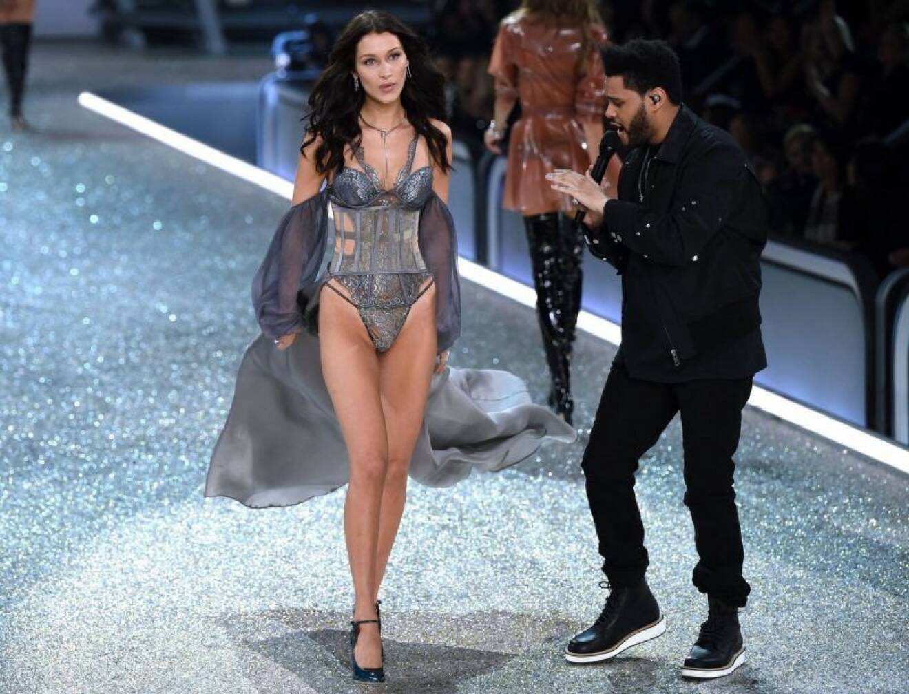 Bella Hadid går modevisning i underkläder och The Weeknd sjunger i en mikrofon