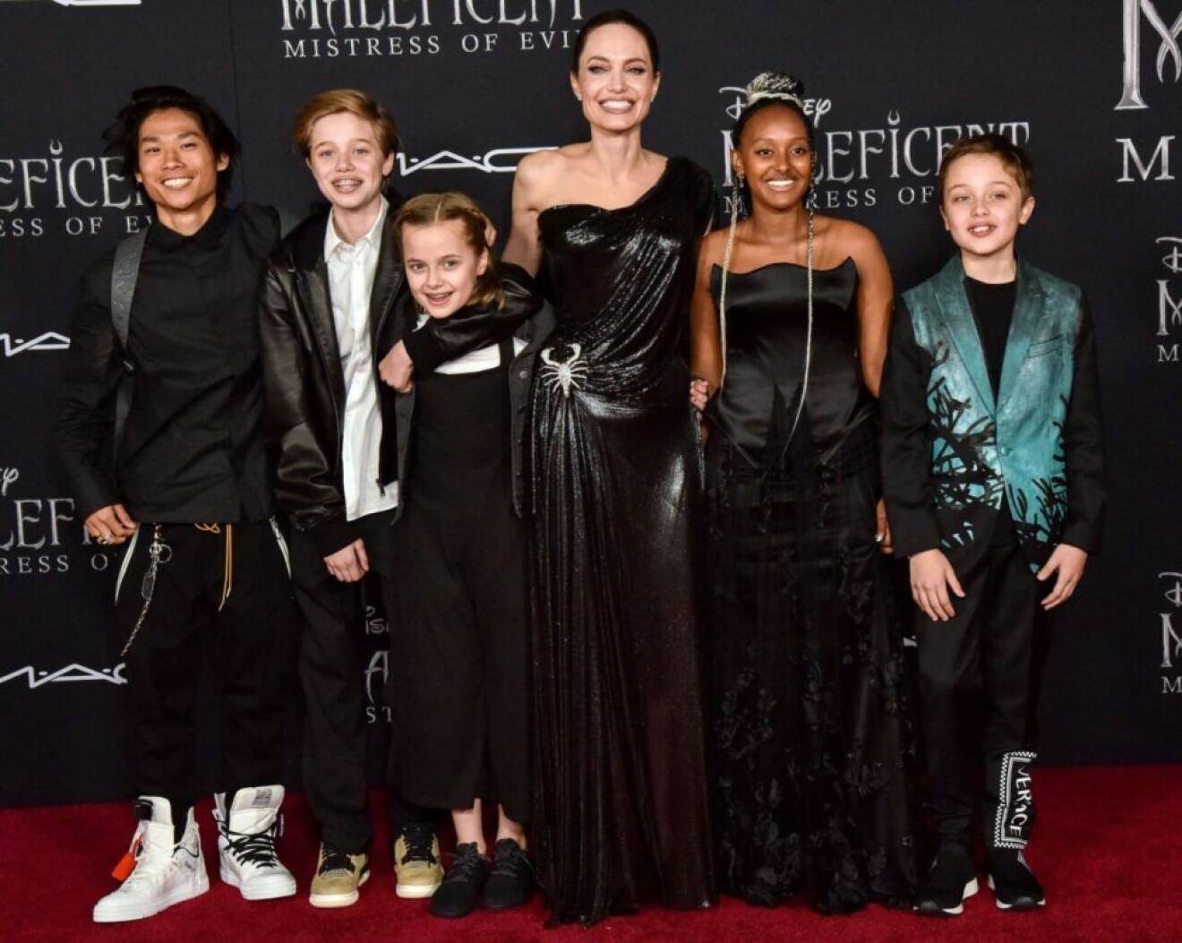 Angelina Jolie står på röda mattan med sina barn