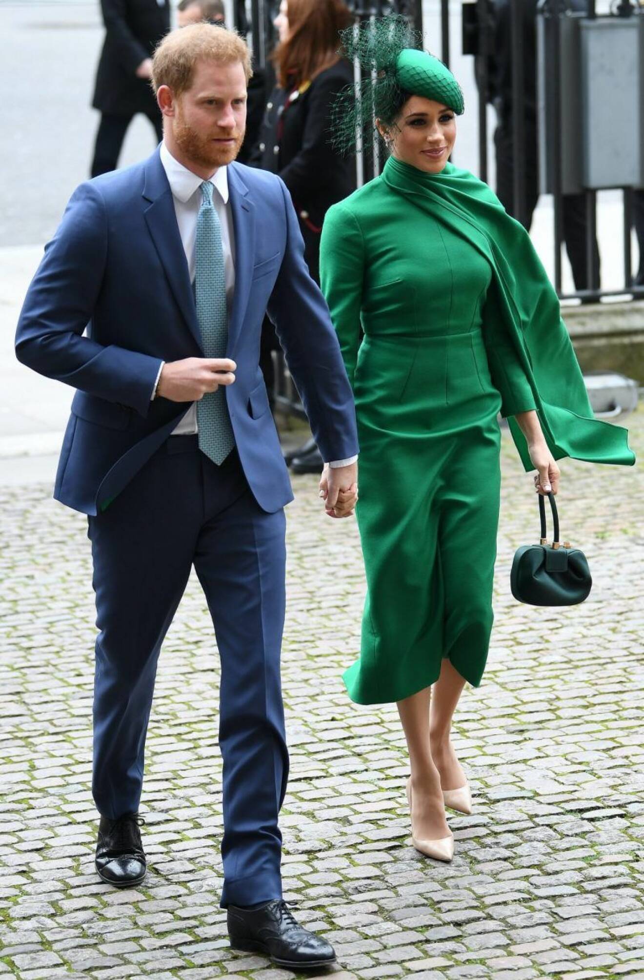Meghan Markle i grön klänning med cape från Emilia Wickstead.