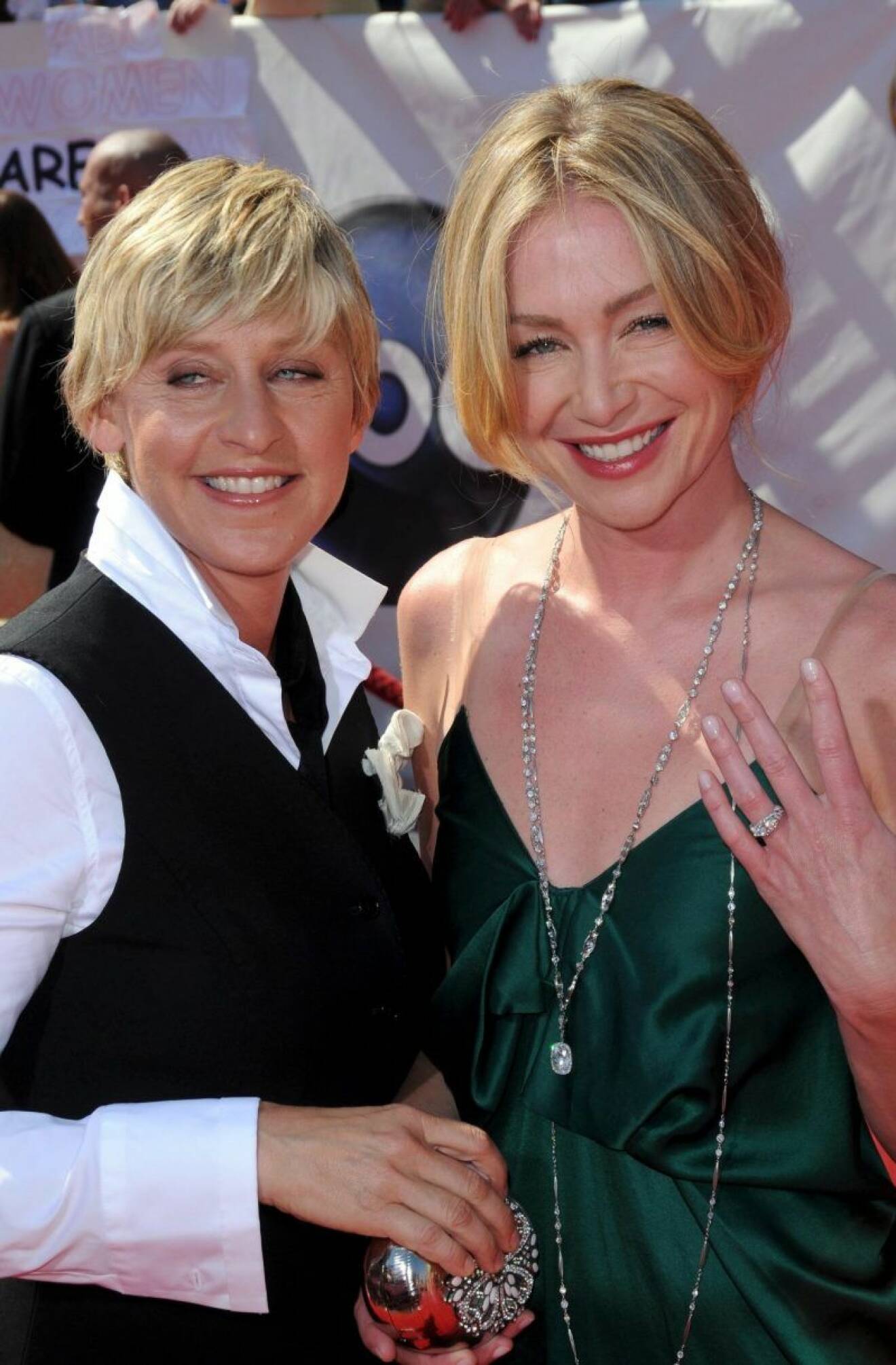 Ellen DeGeneres och Porta de Rossi visar upp förlovningsringen