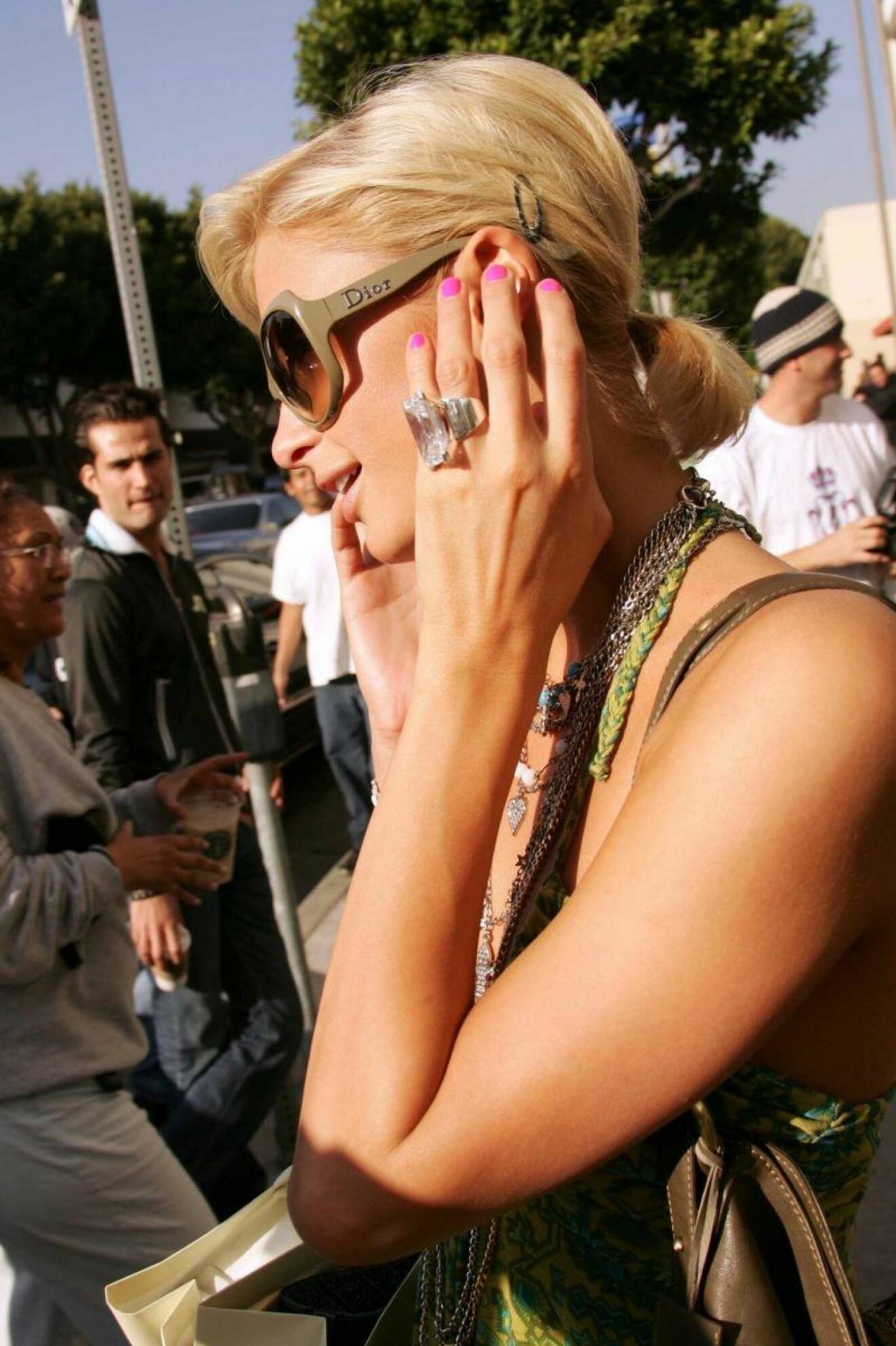 Paris Hilton pratar i telefon