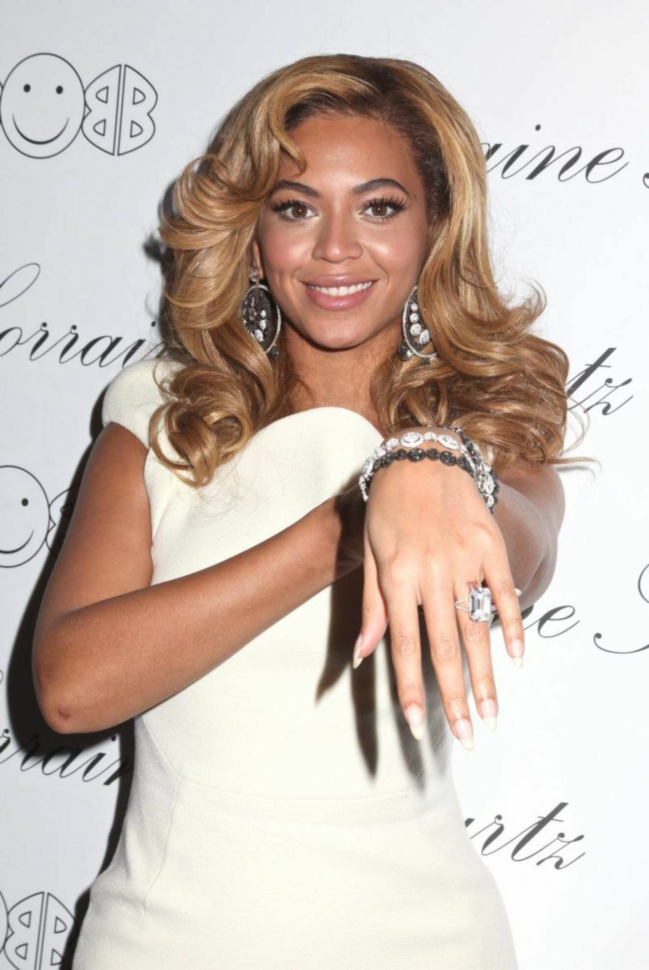 Beyoncé visar upp sin hand med en diamantring