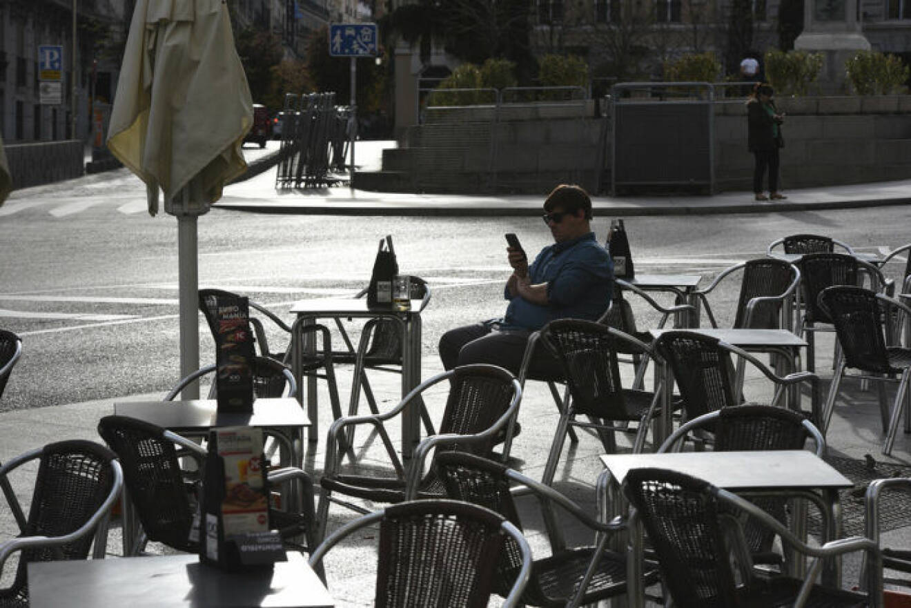 En ensam man på uteservering i Madrid, Spanien.